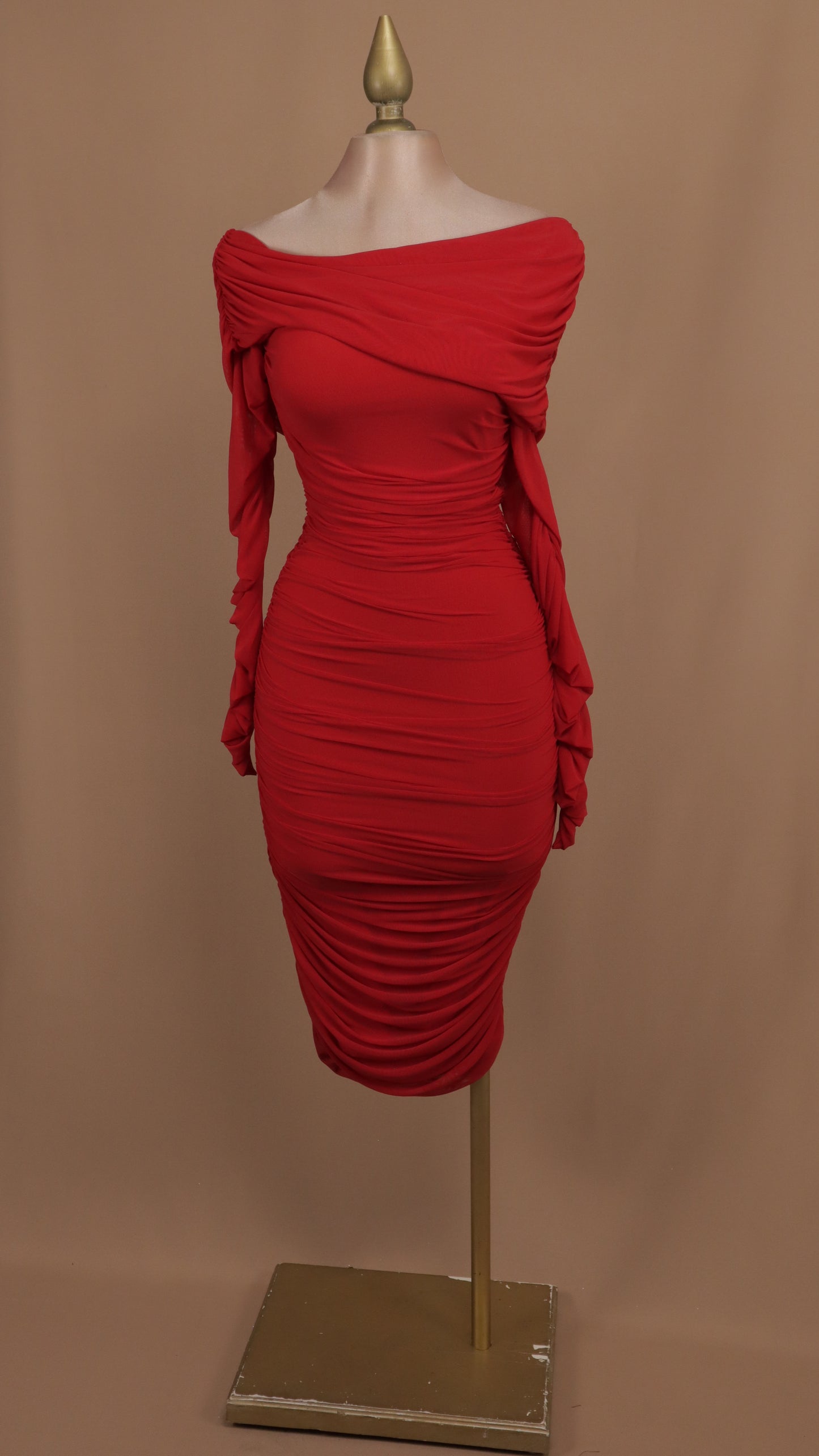 Vestido midi al hombro pegadito con manga larga