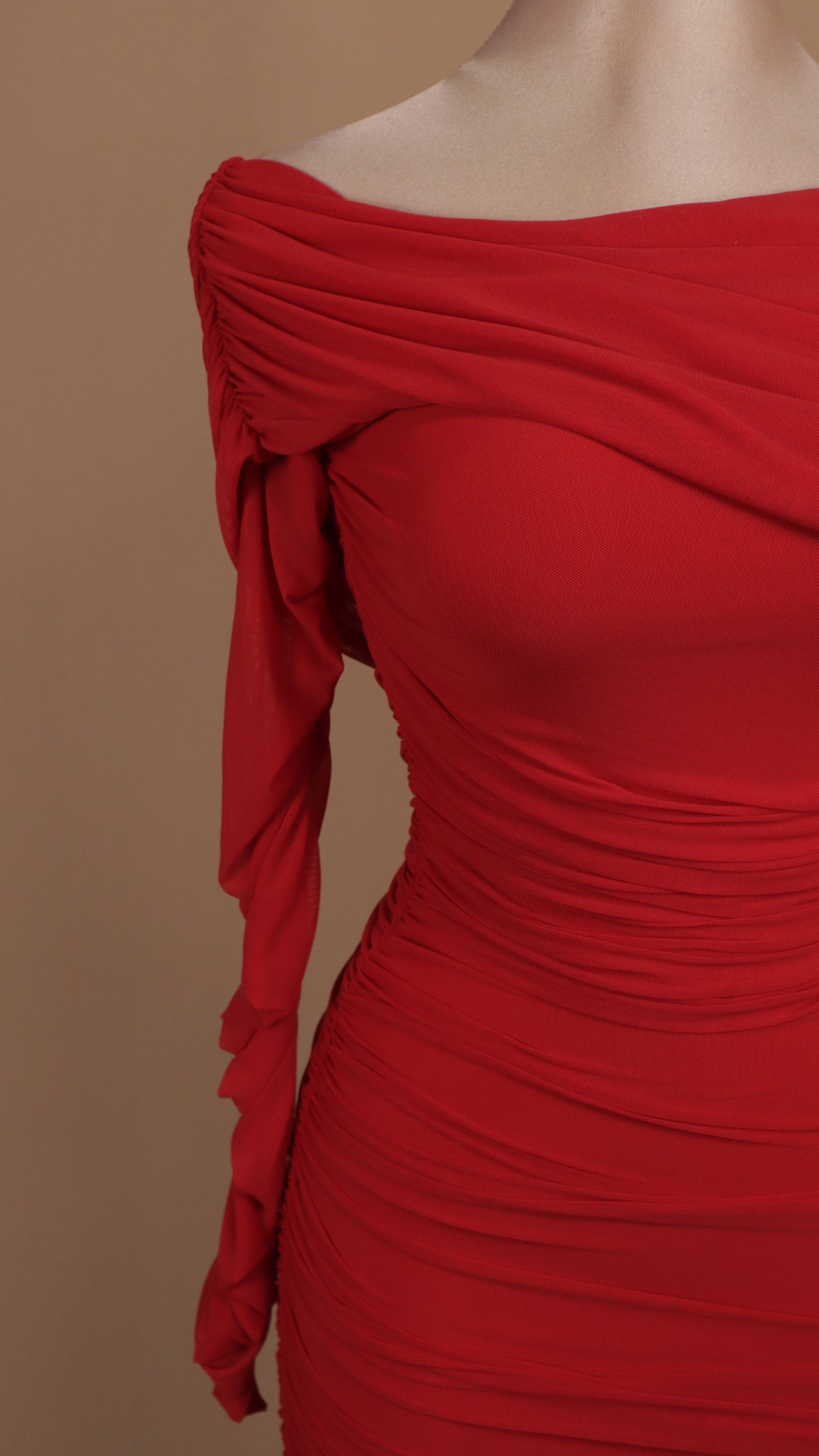 Vestido midi al hombro pegadito con manga larga