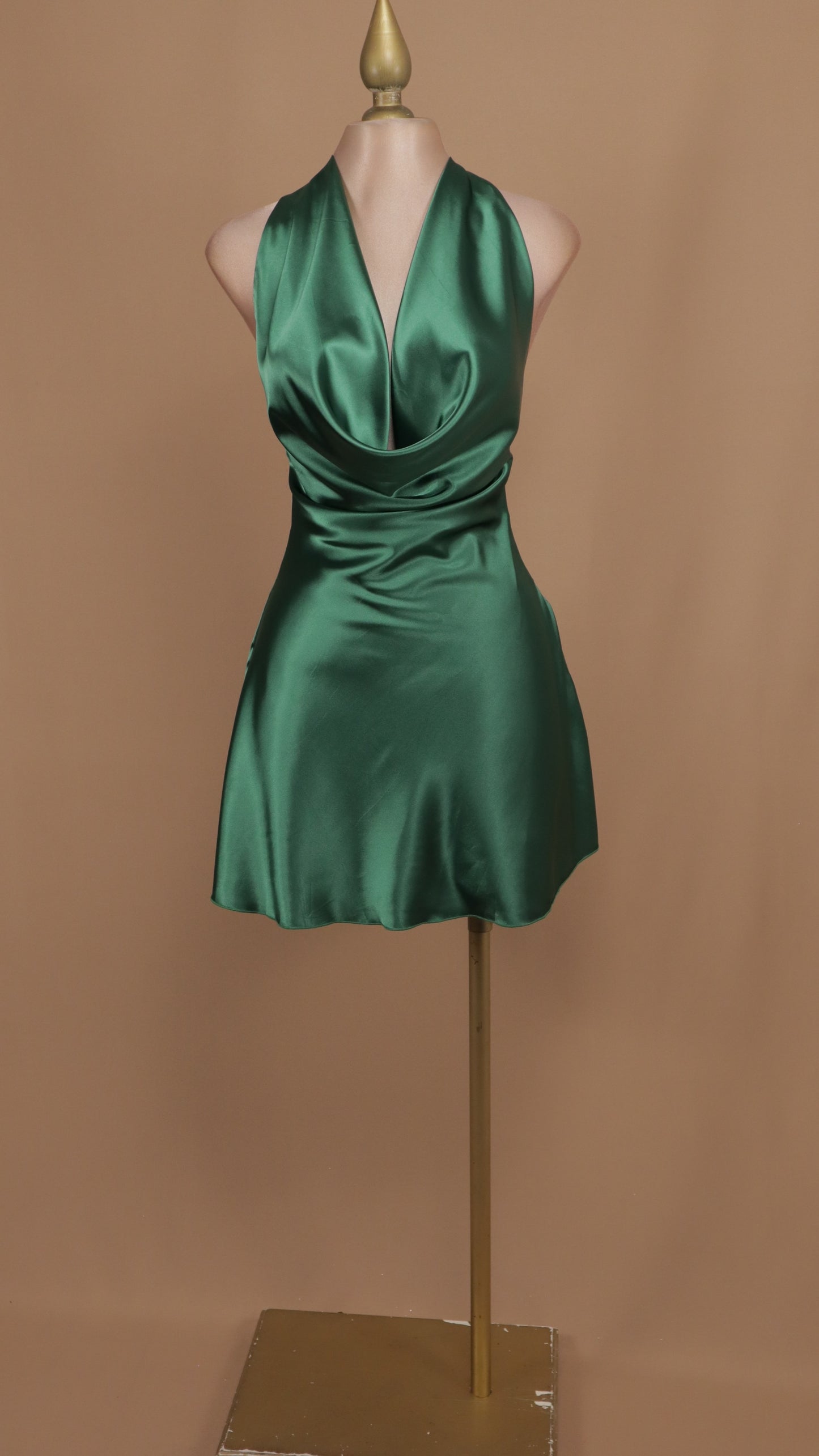 vestido corto halter satinado