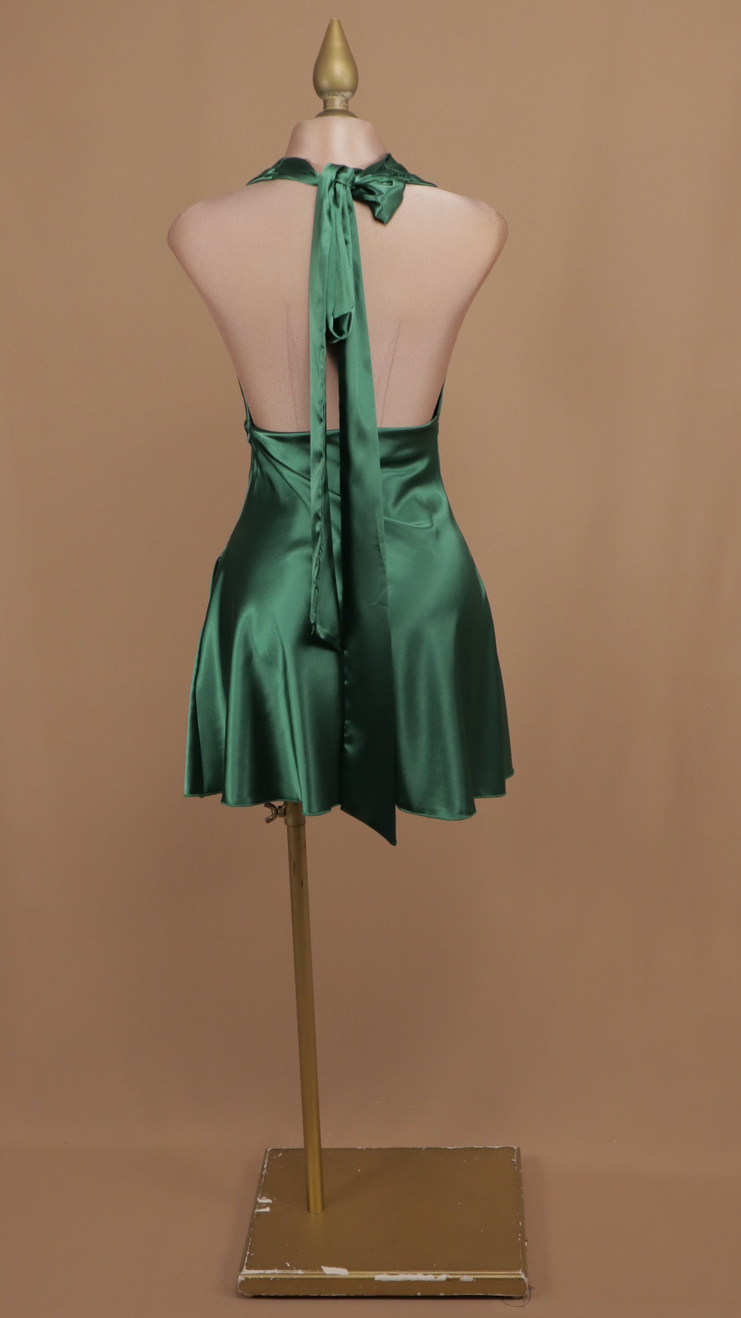 vestido corto halter satinado