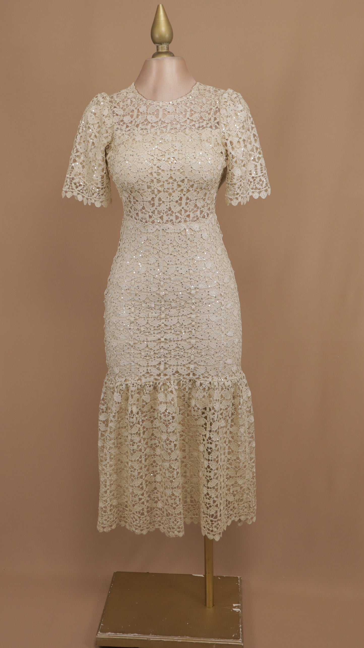 Vestido midi con encaje y manga