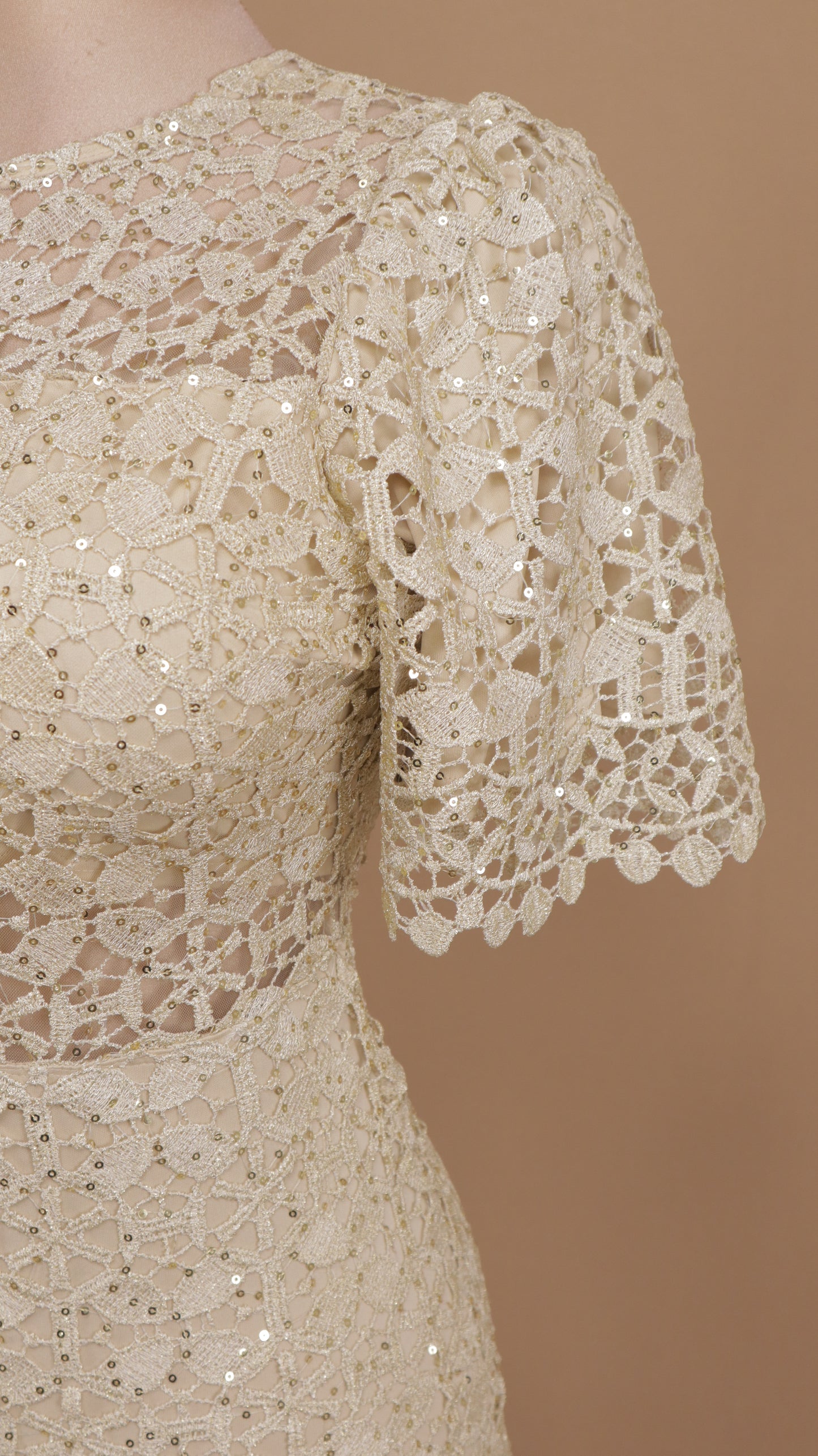 Vestido midi con encaje y manga