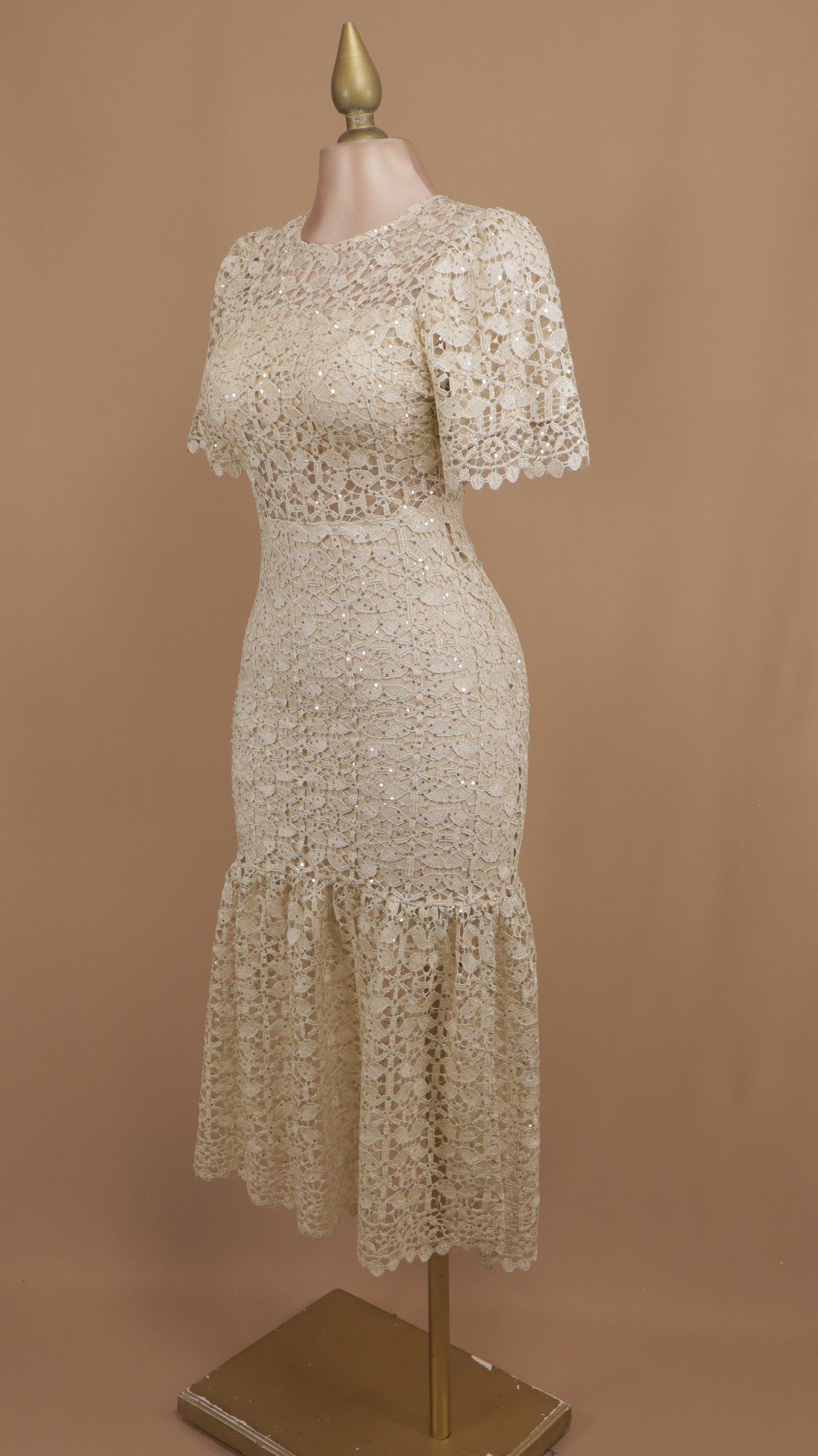 Vestido midi con encaje y manga