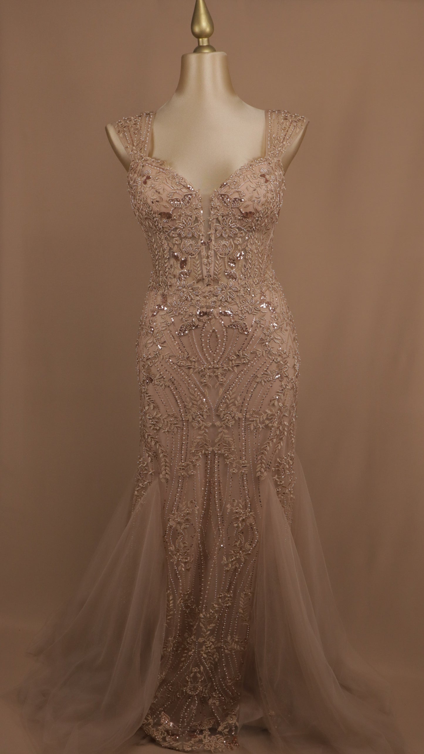 Vestido largo plus size corte sirena con aplicación