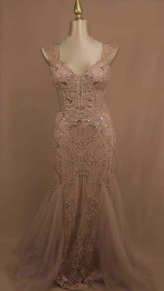 Vestido largo plus size corte sirena con aplicación