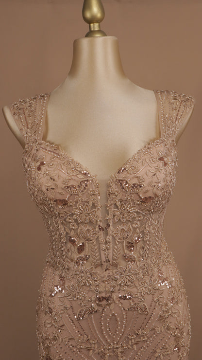 Vestido largo plus size corte sirena con aplicación