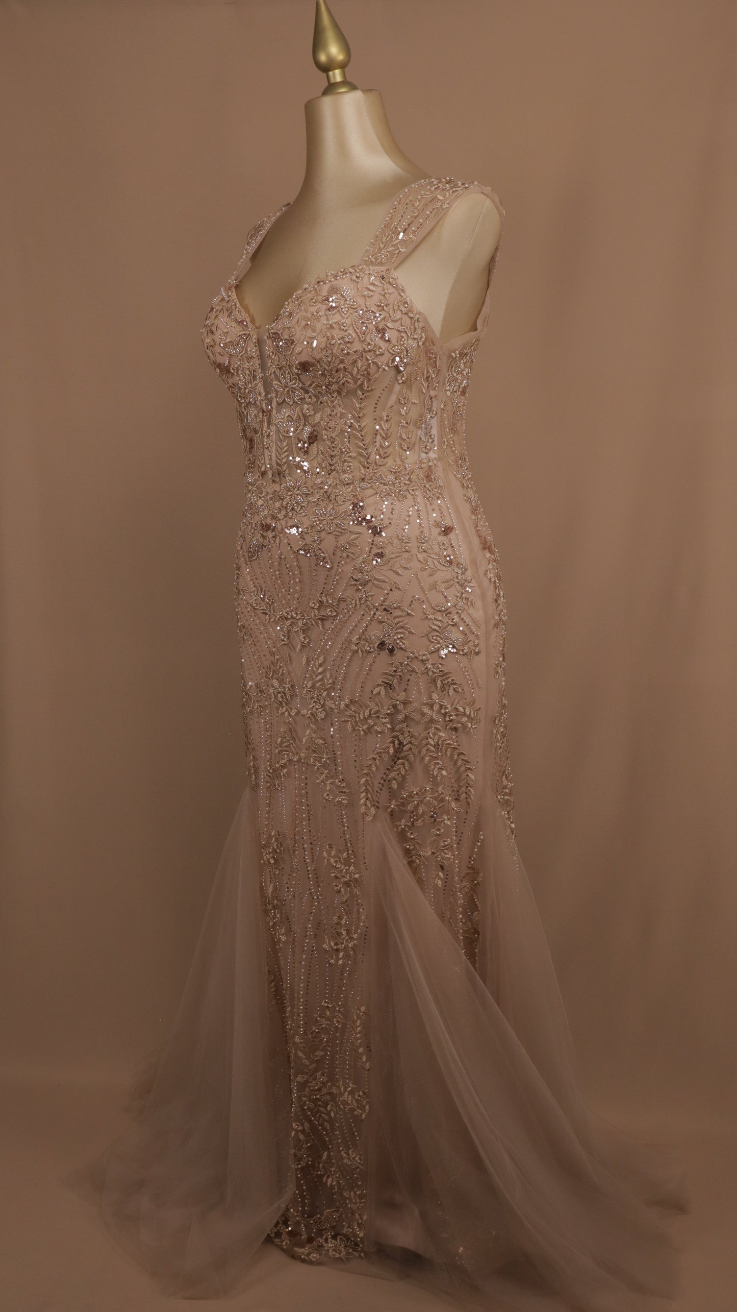 Vestido largo plus size corte sirena con aplicación