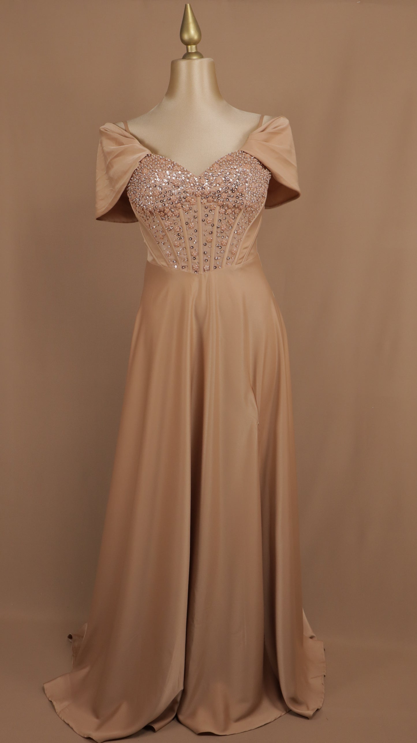 Vestido largo talla extra al hombro con aplicación