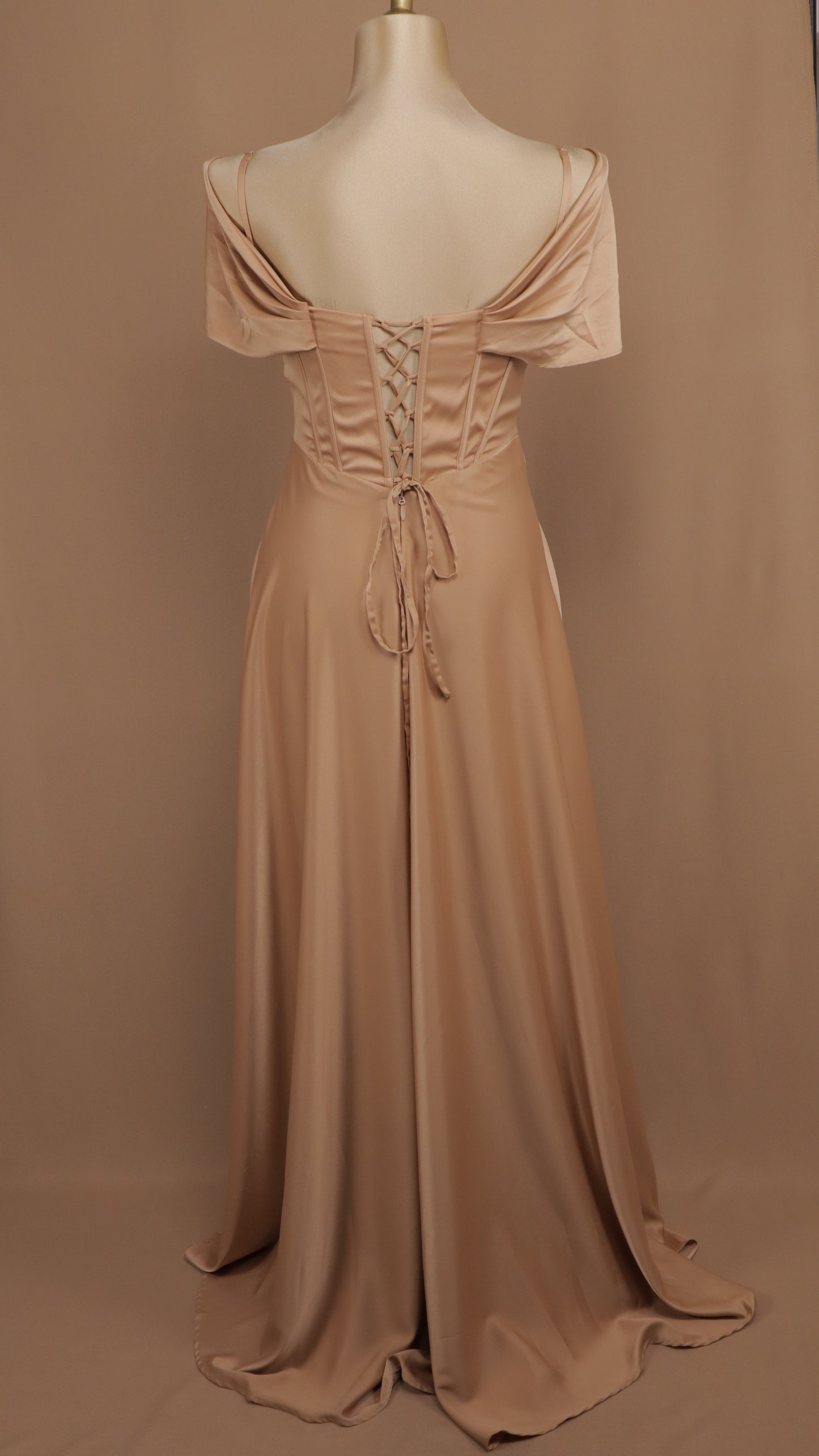 Vestido largo talla extra al hombro con aplicación