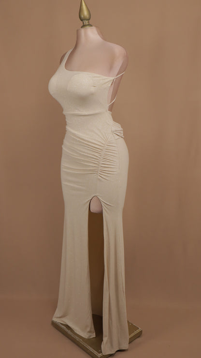 Vestido largo asimétrico con escote en la espalda y destellos