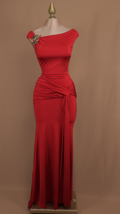 Vestido largo con broche dorado