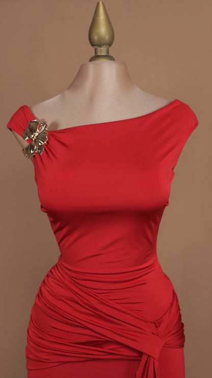 Vestido largo con broche dorado