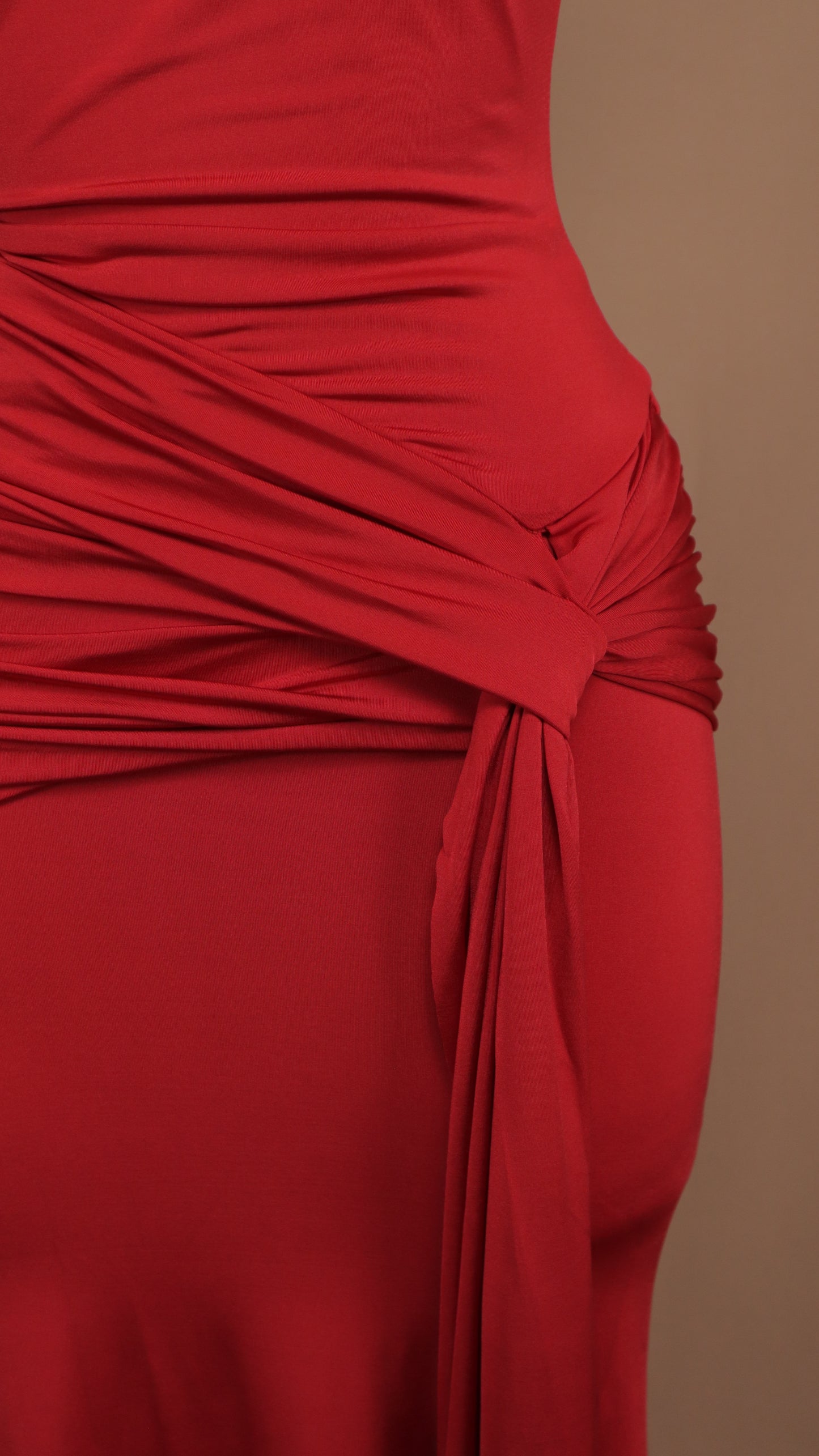 Vestido largo con broche dorado