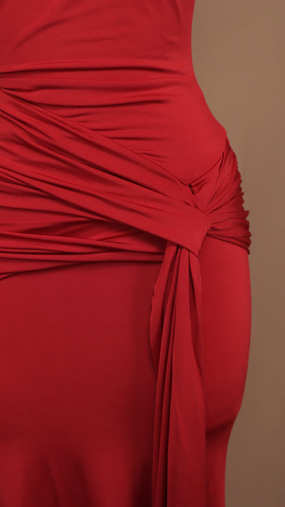 Vestido largo con broche dorado