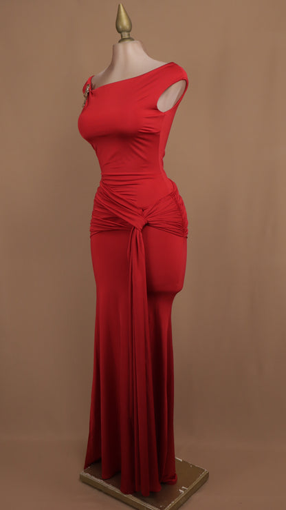 Vestido largo con broche dorado