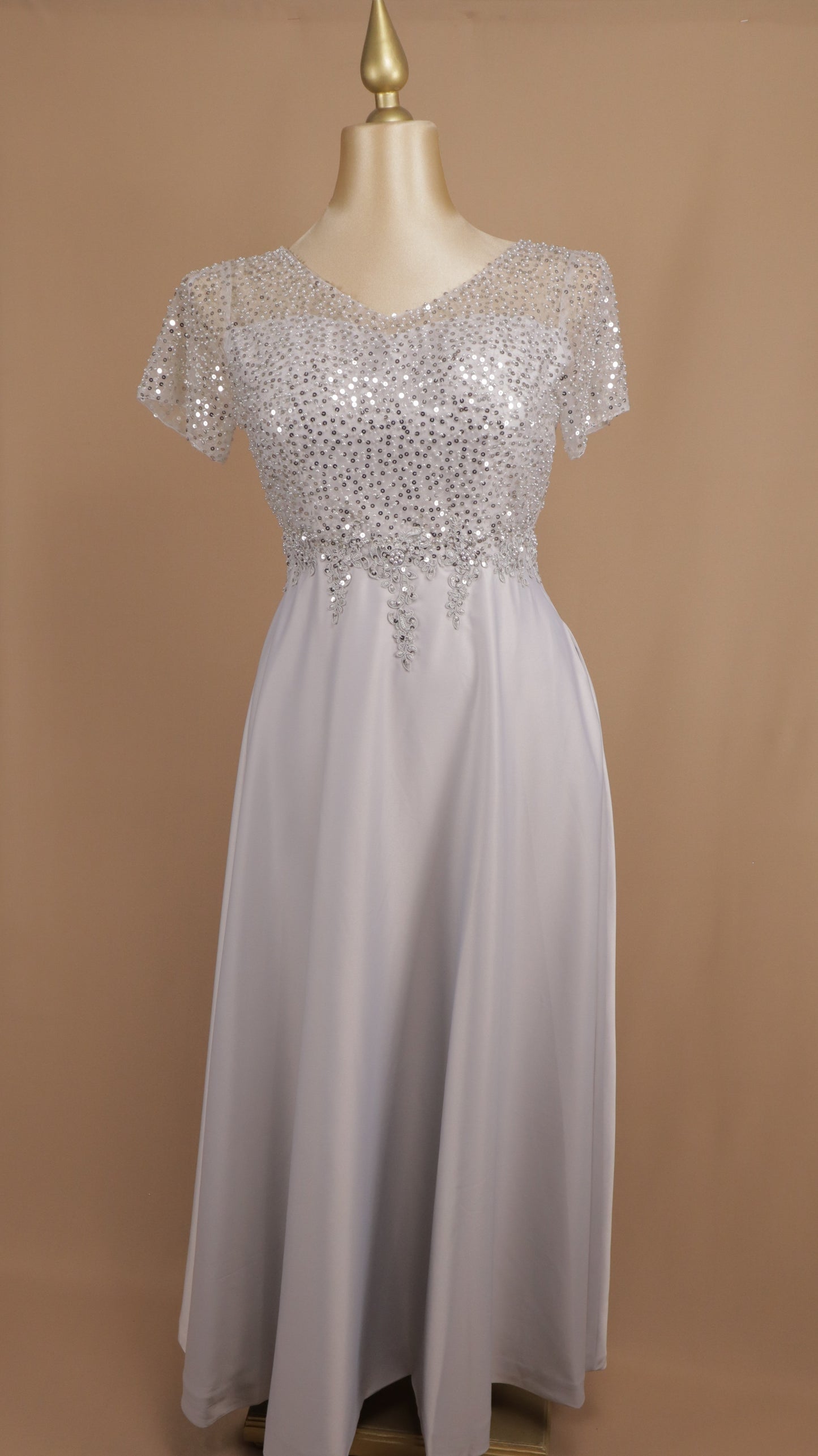 Vestido largo talla extra con aplicación y manga corta