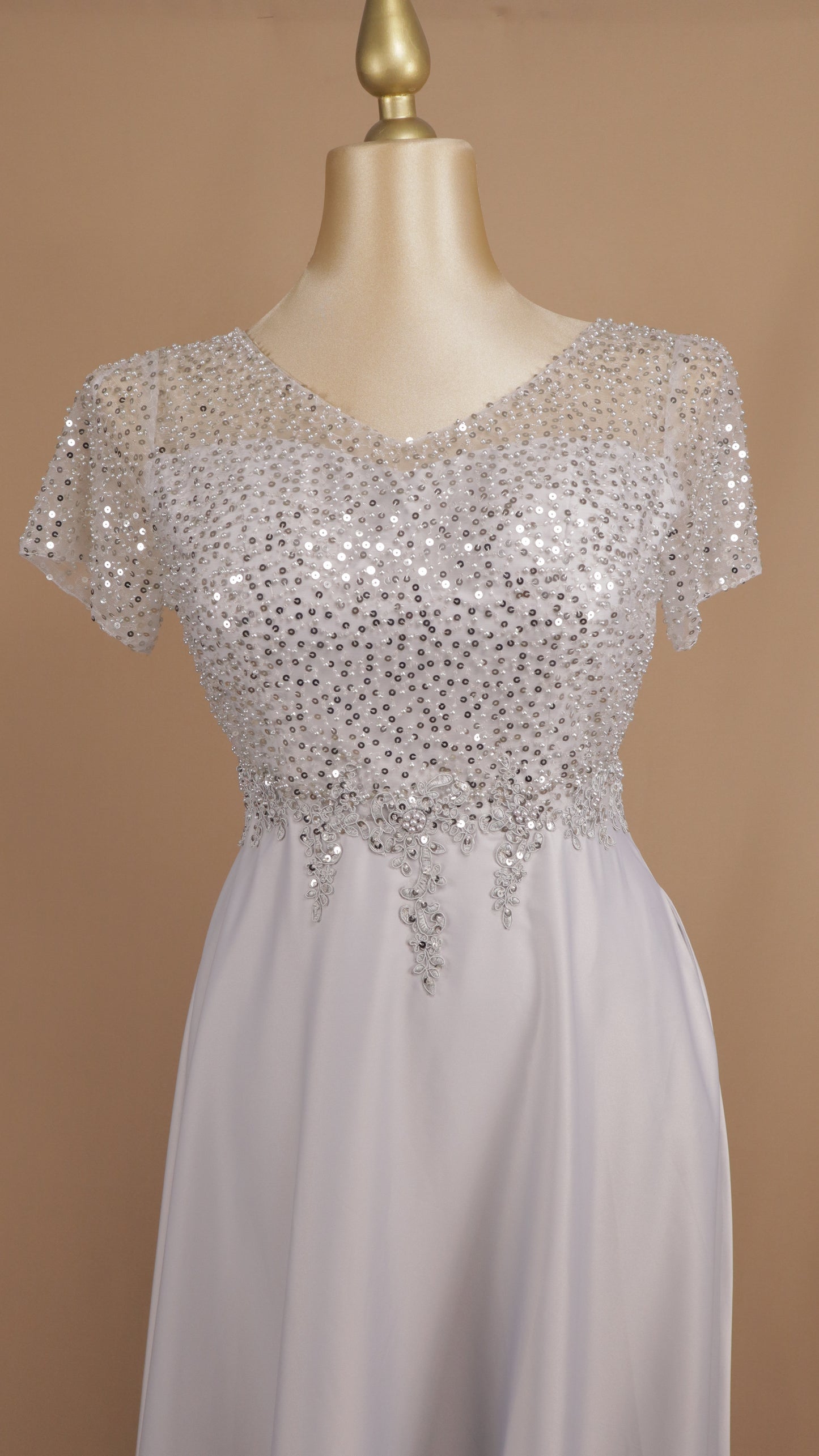 Vestido largo talla extra con aplicación y manga corta