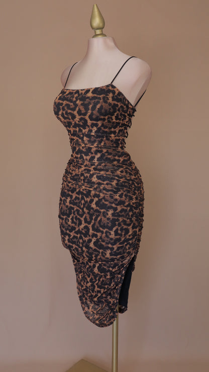 VESTIDO MAXI ANIMAL PRINT CON ESCOTE CRUZADO EN LA ESPALDA