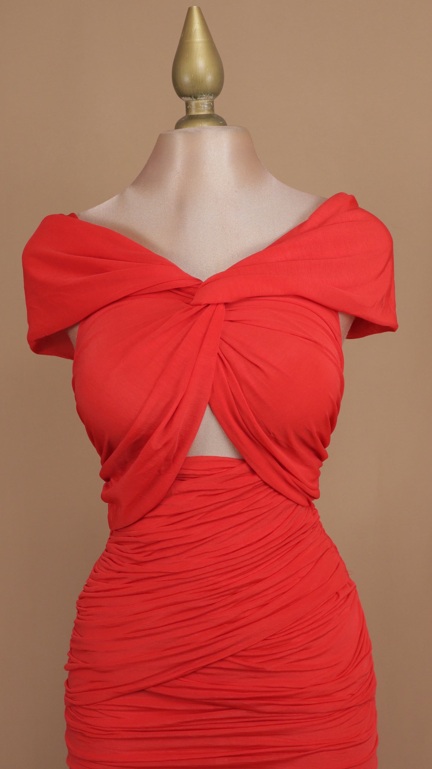 Vestido 3/4 ajustado al hombro con pliegues