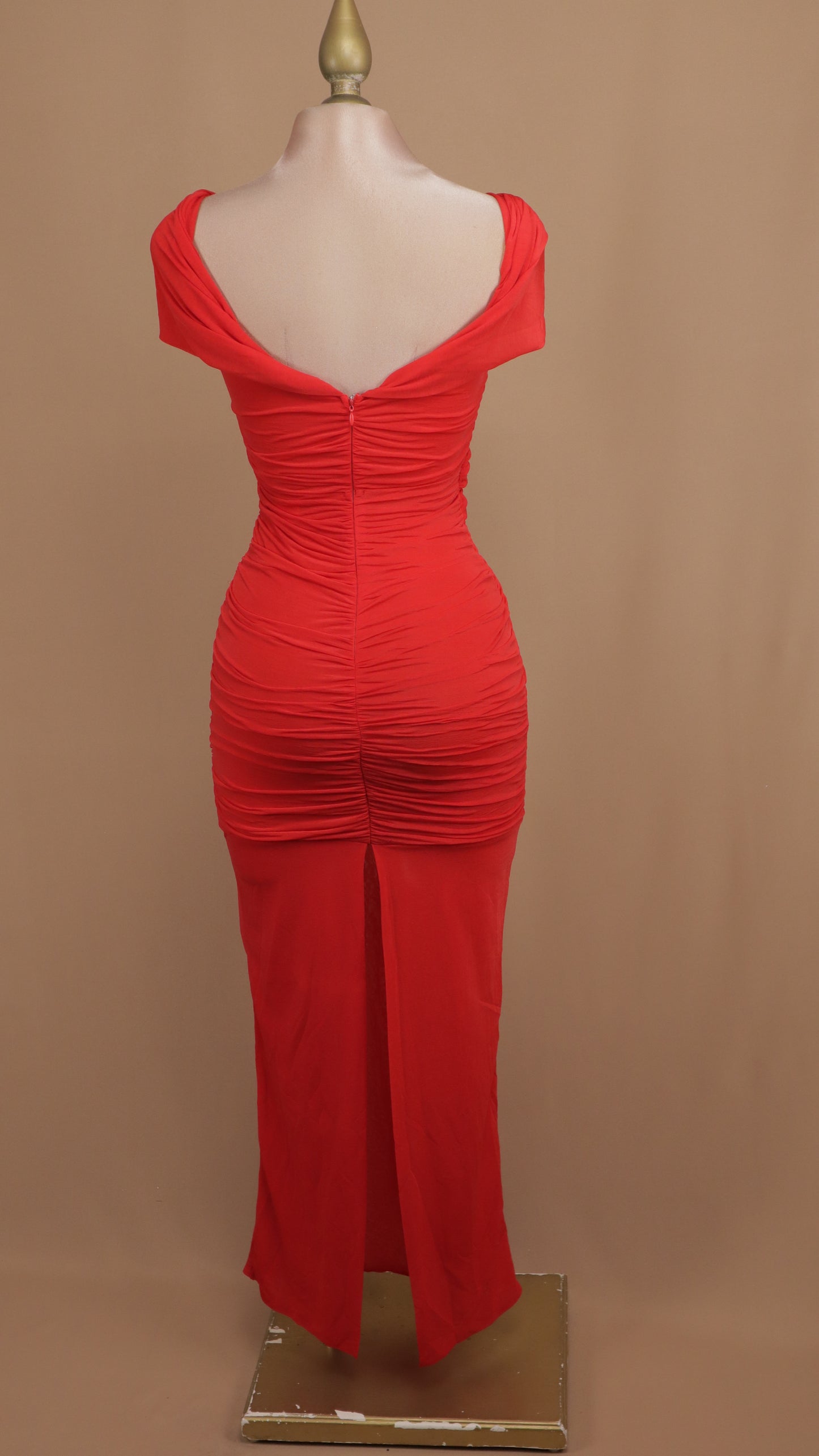 Vestido 3/4 ajustado al hombro con pliegues