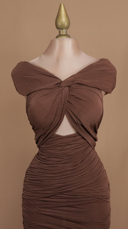 Vestido 3/4 ajustado al hombro con pliegues