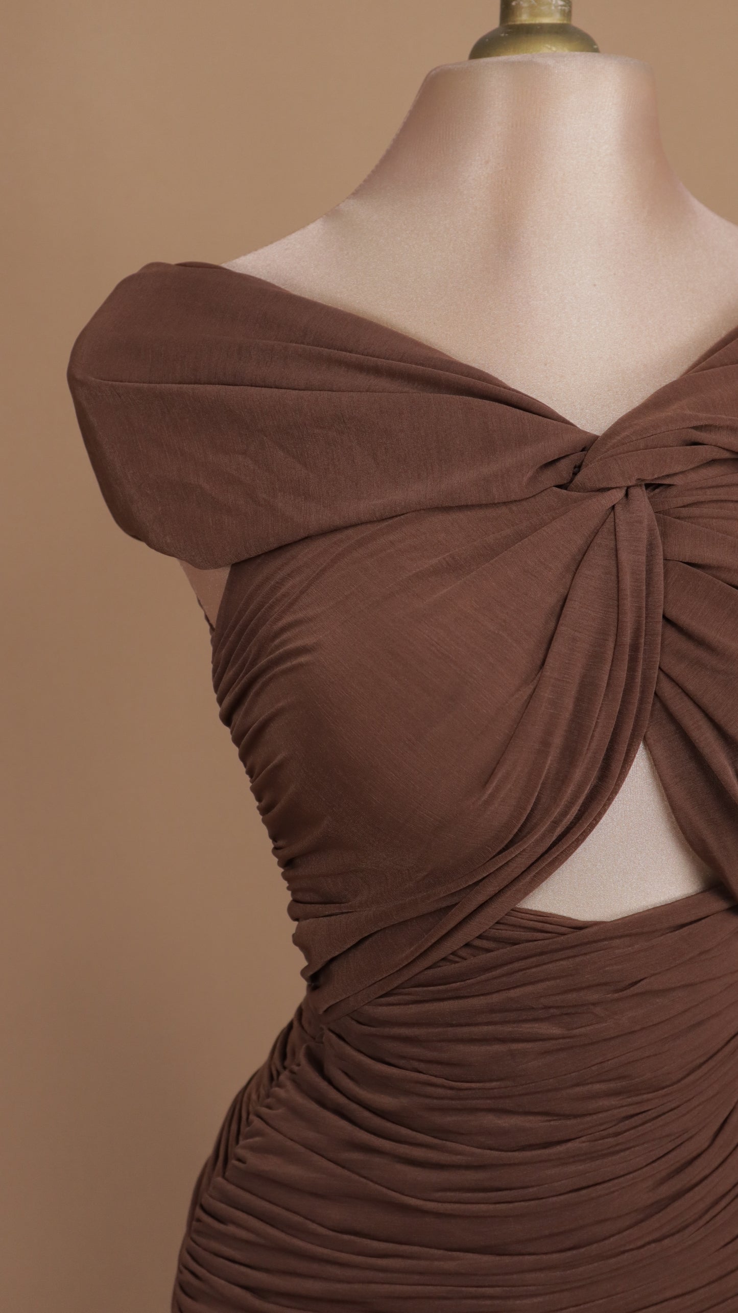 Vestido 3/4 ajustado al hombro con pliegues