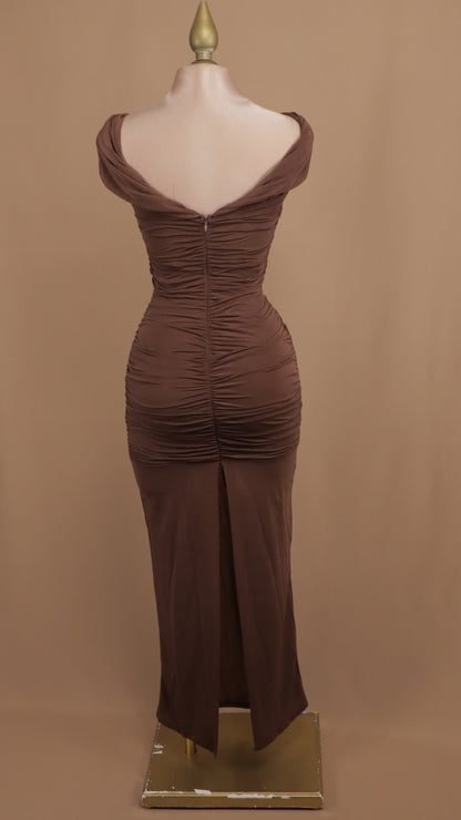 Vestido 3/4 ajustado al hombro con pliegues