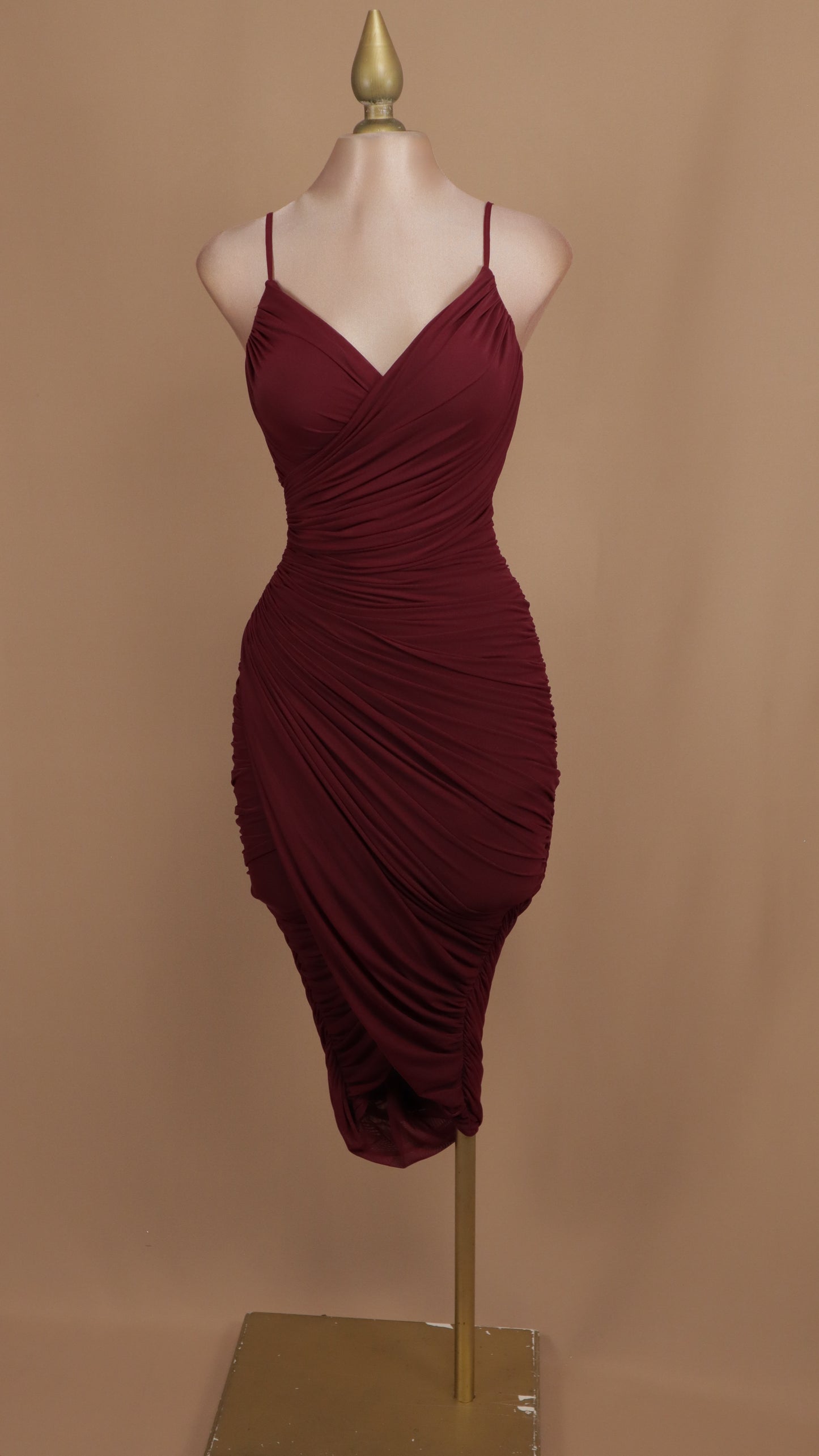 Vestido midi ajustado de tirante y escote en V