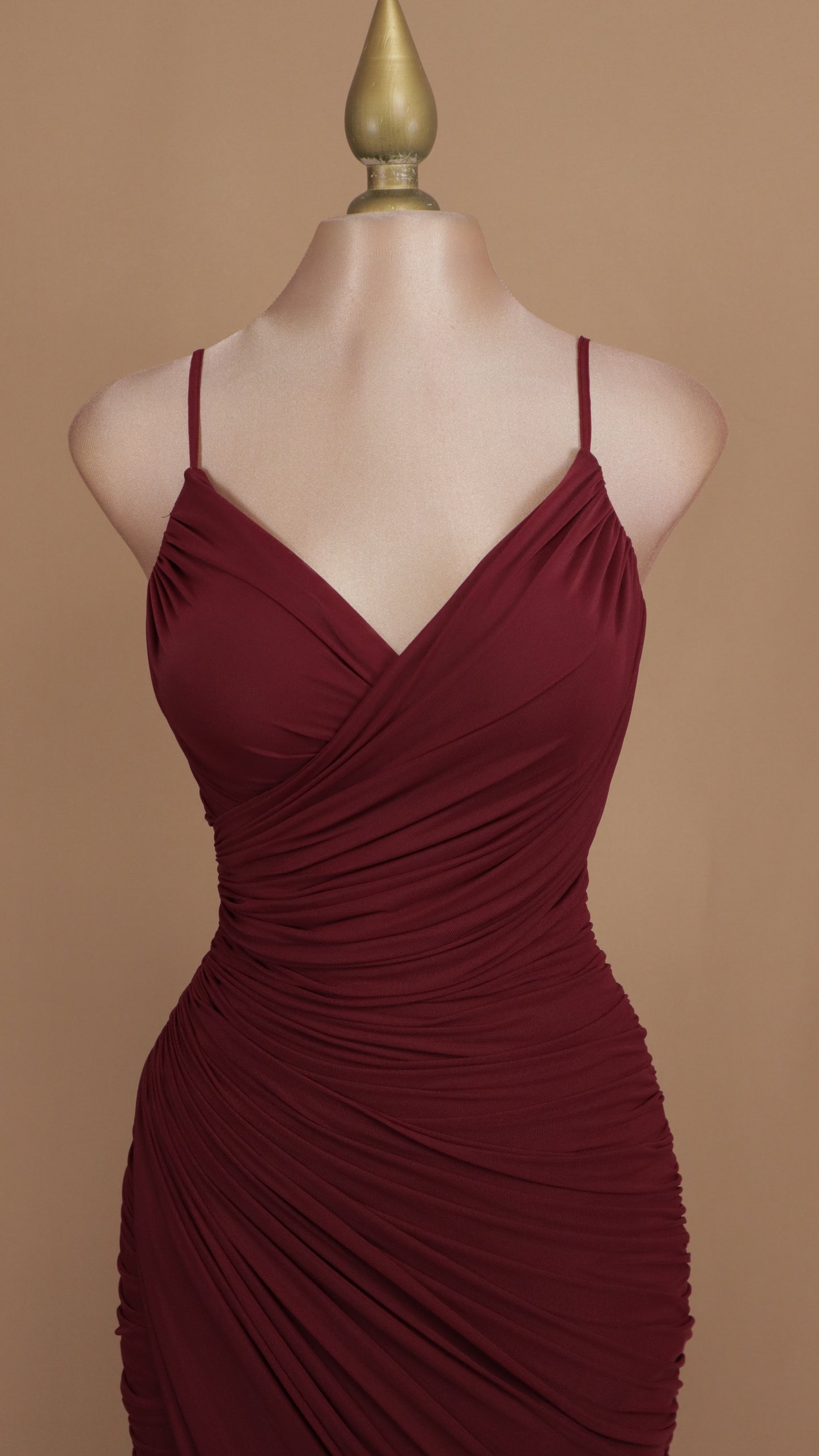 Vestido midi ajustado de tirante y escote en V