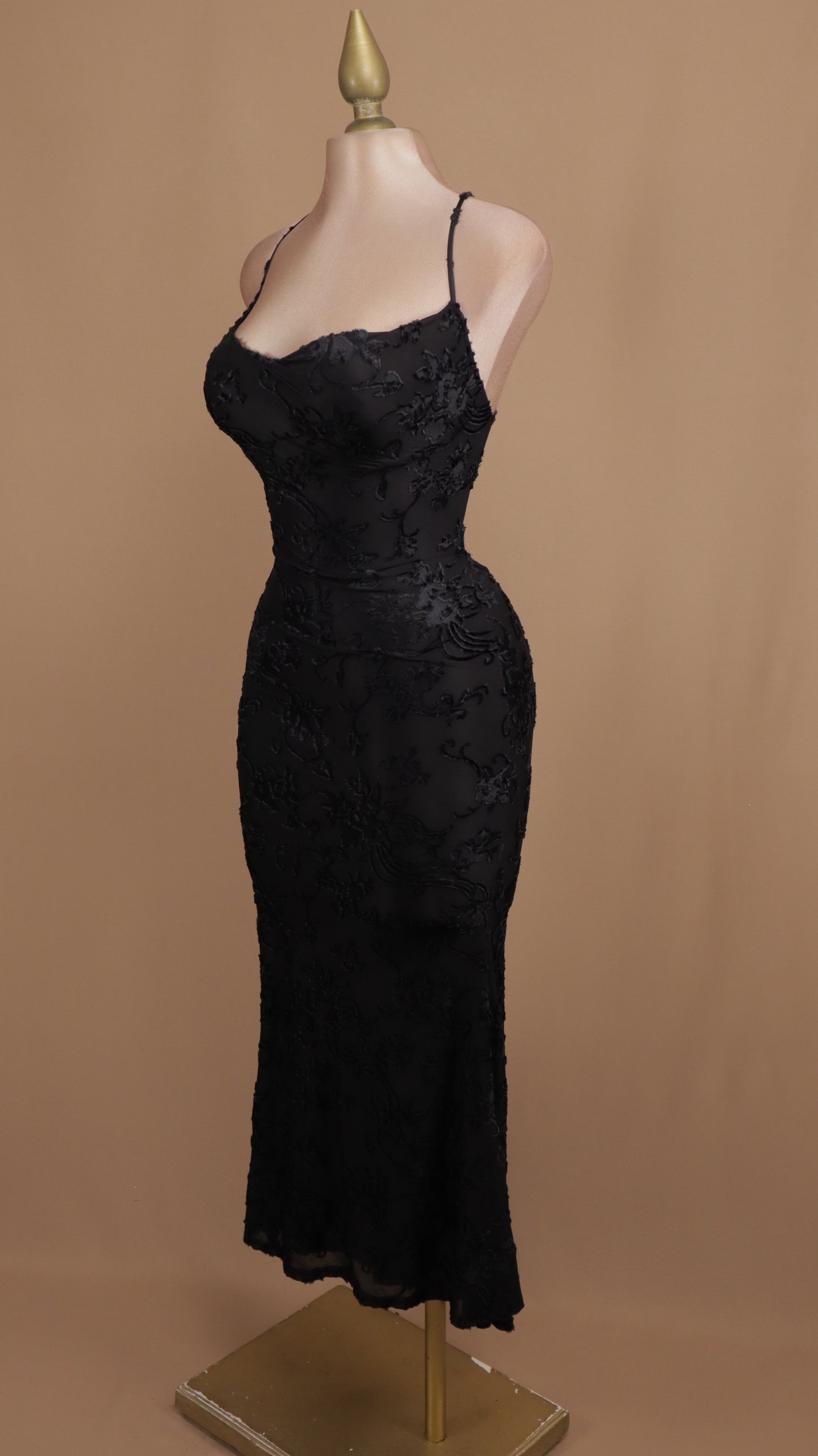 Vestido midi con terciopelo en 3D y corset