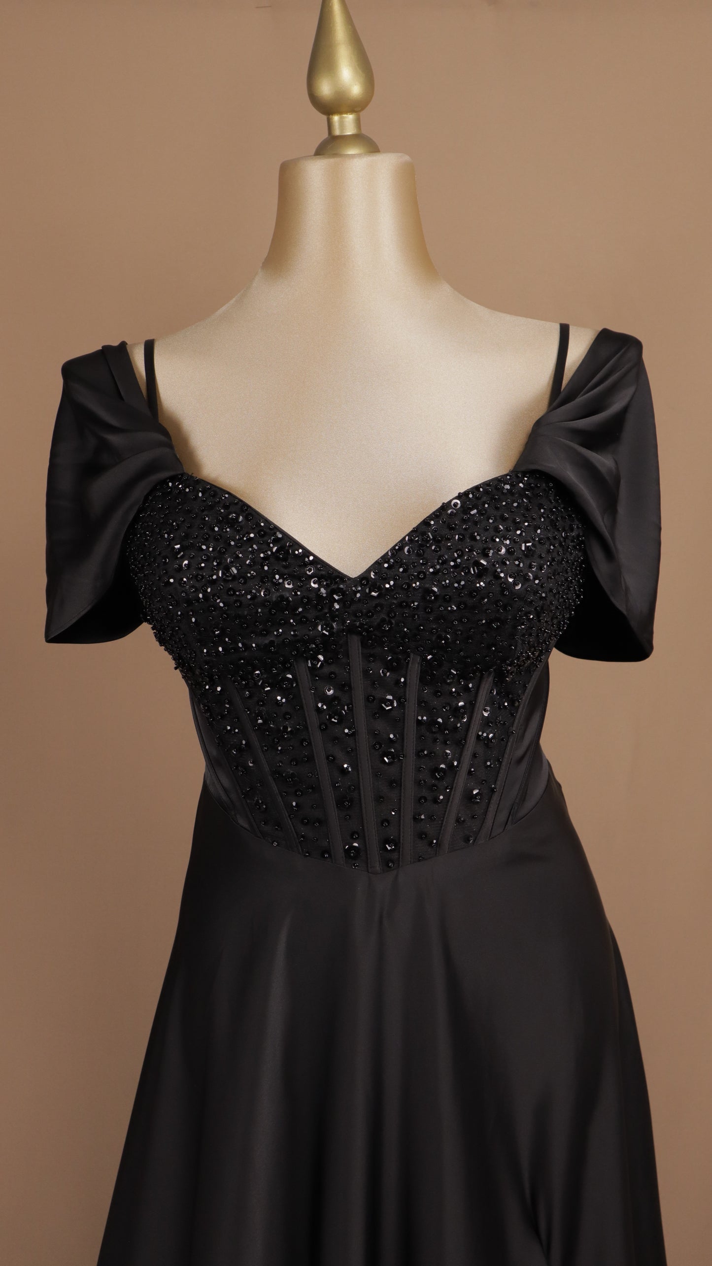 Vestido largo talla extra al hombro con aplicación