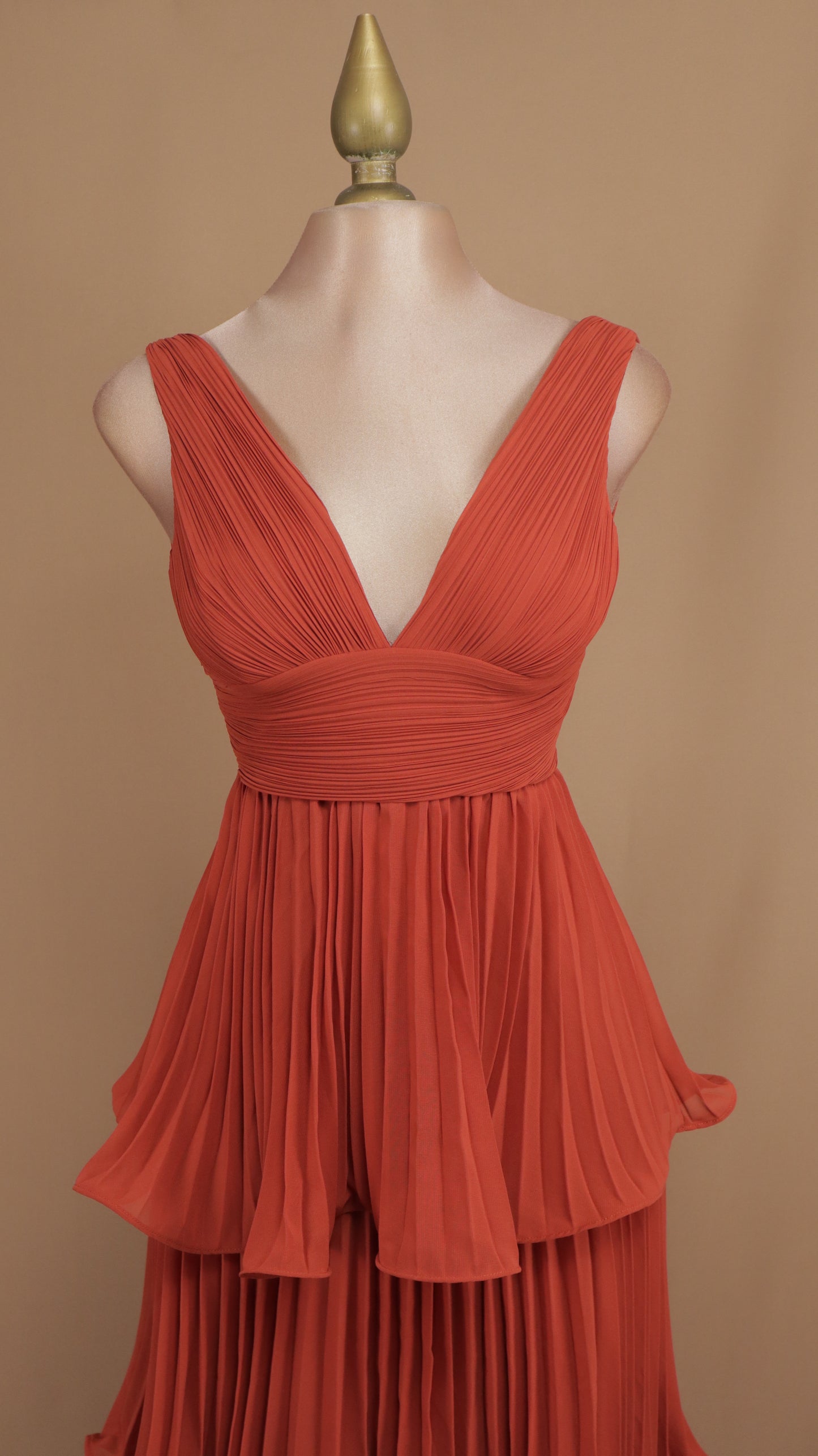 Vestido largo de olanes y plisado