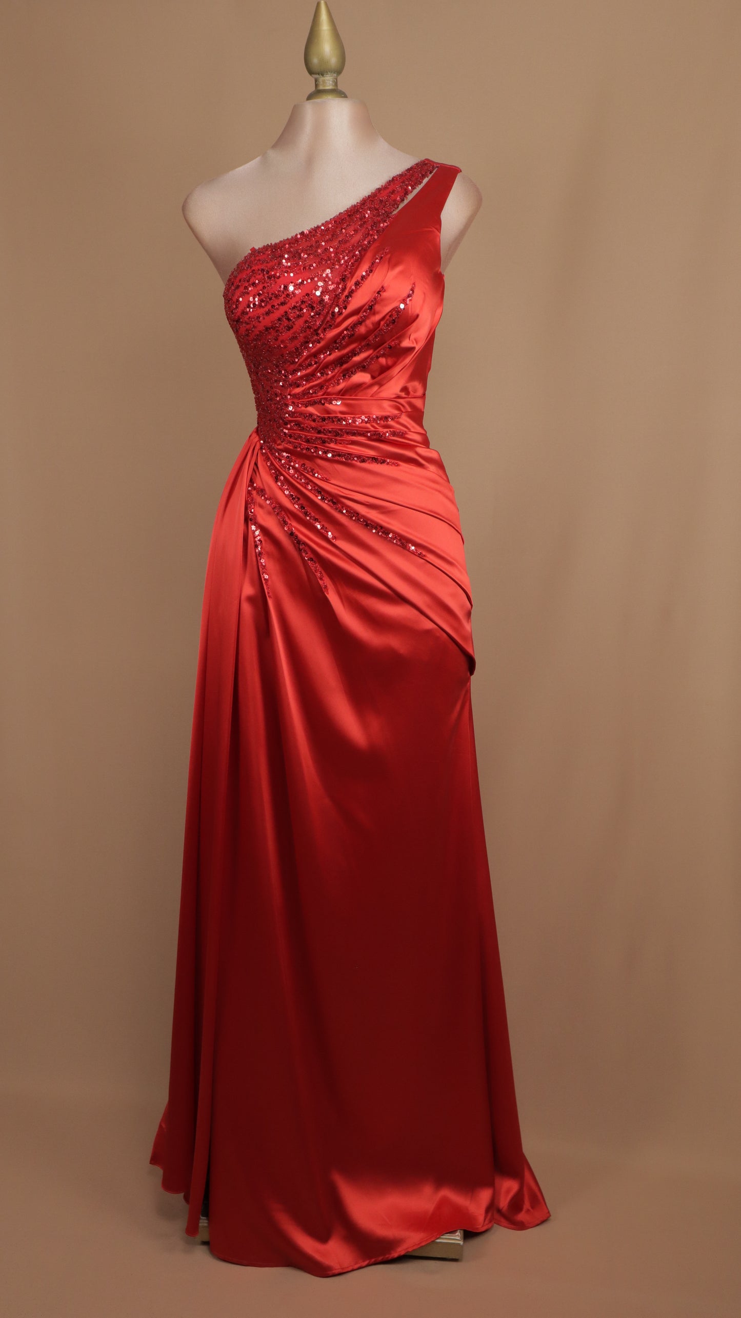 Vestido largo de graduación con aplicación