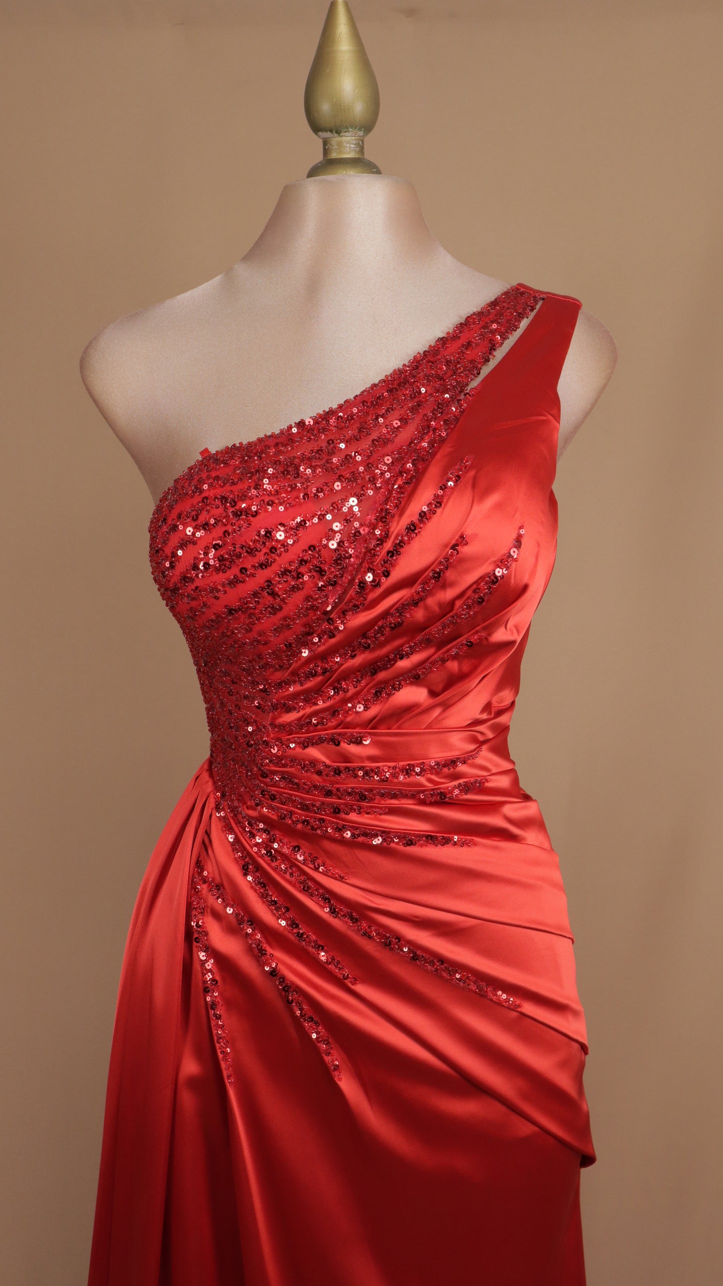 Vestido largo de graduación con aplicación