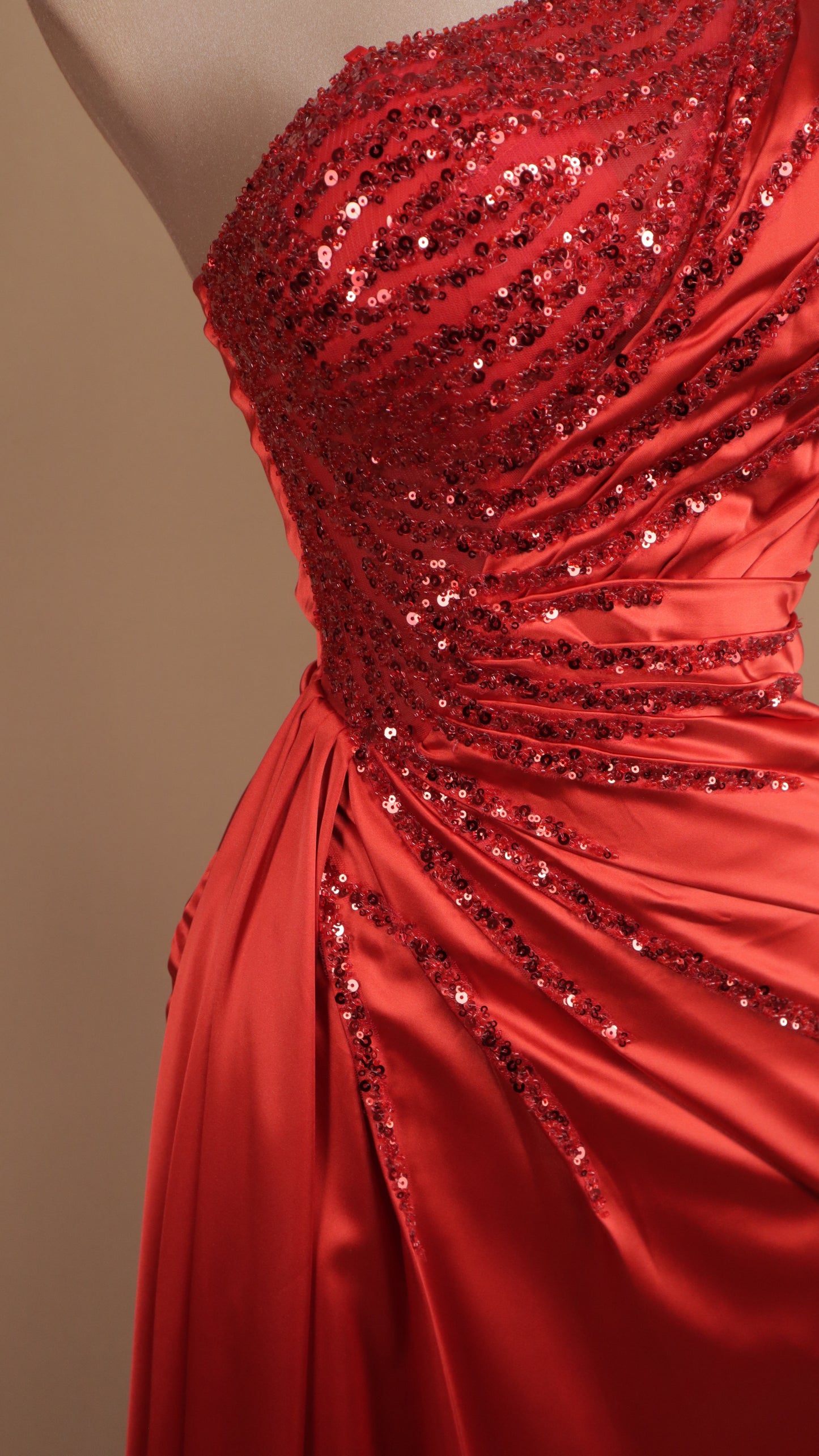 Vestido largo de graduación con aplicación