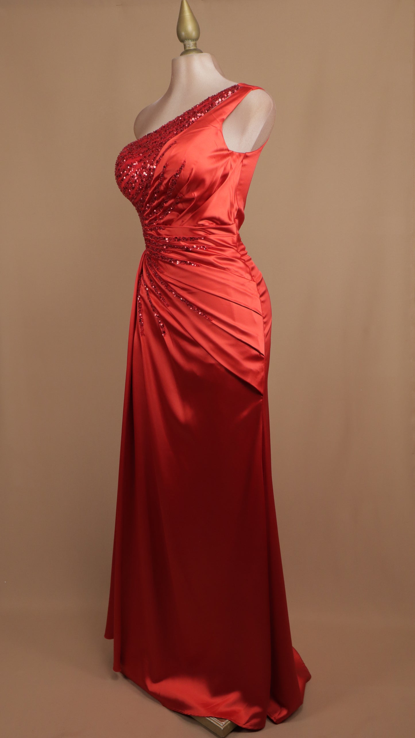 Vestido largo de graduación con aplicación