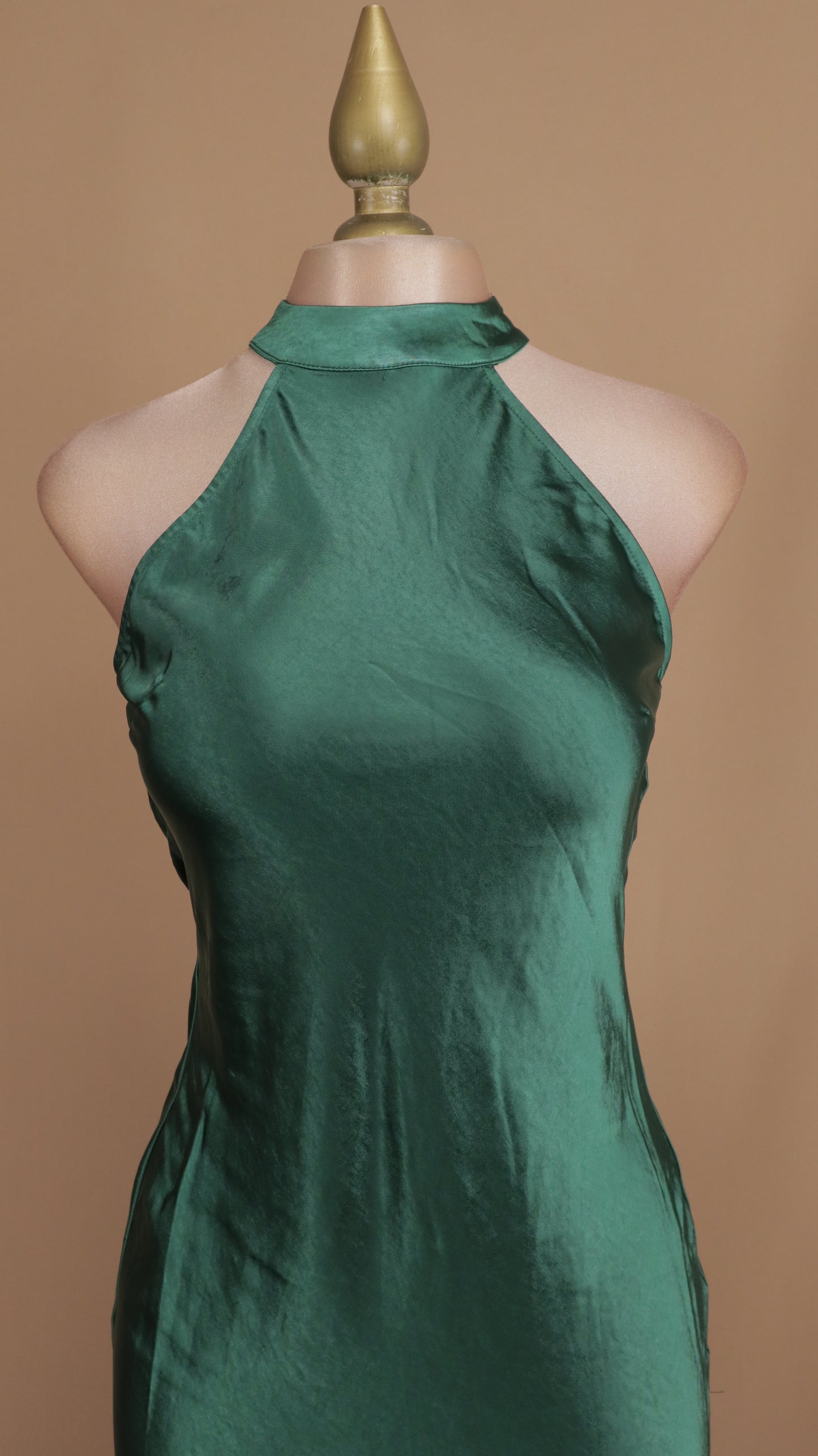 Vestido largo cuello halter satinado