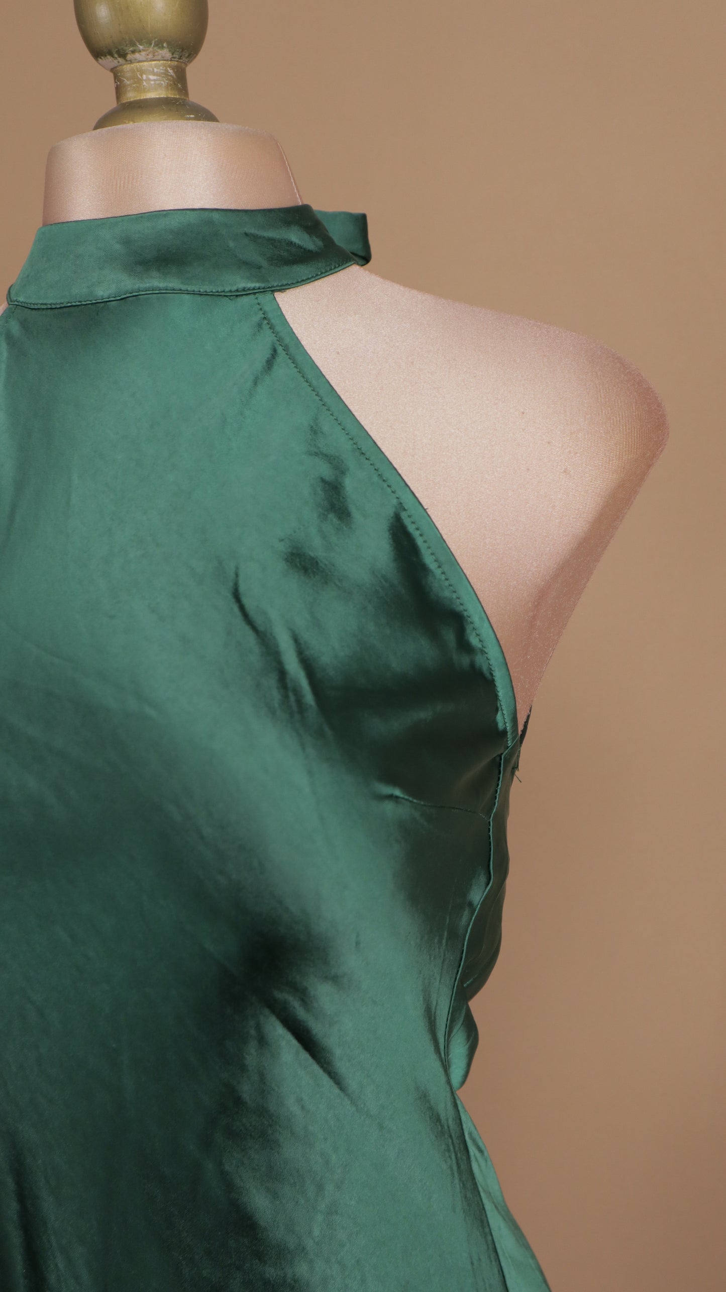 Vestido largo cuello halter satinado