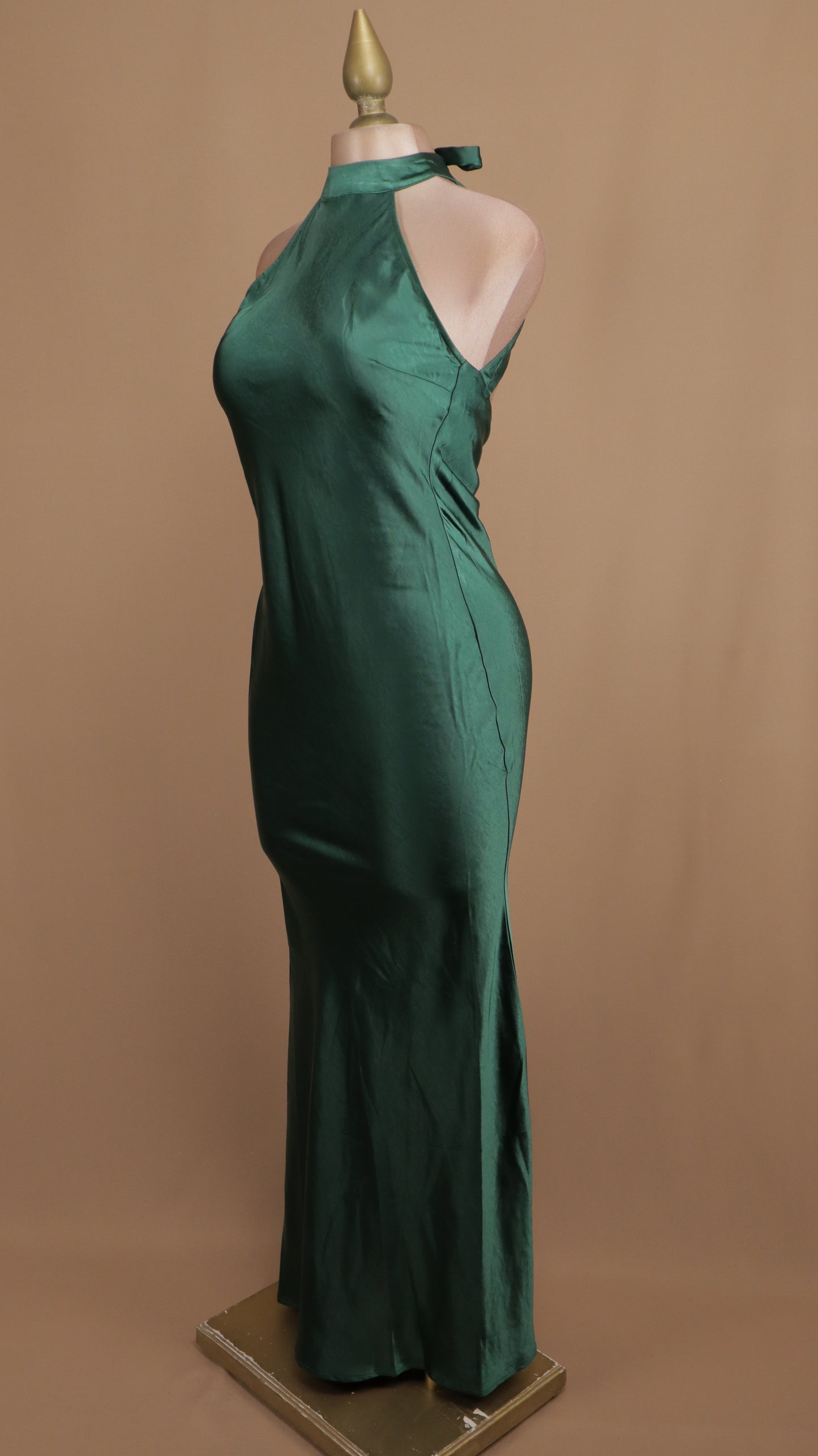 Vestido largo cuello halter satinado