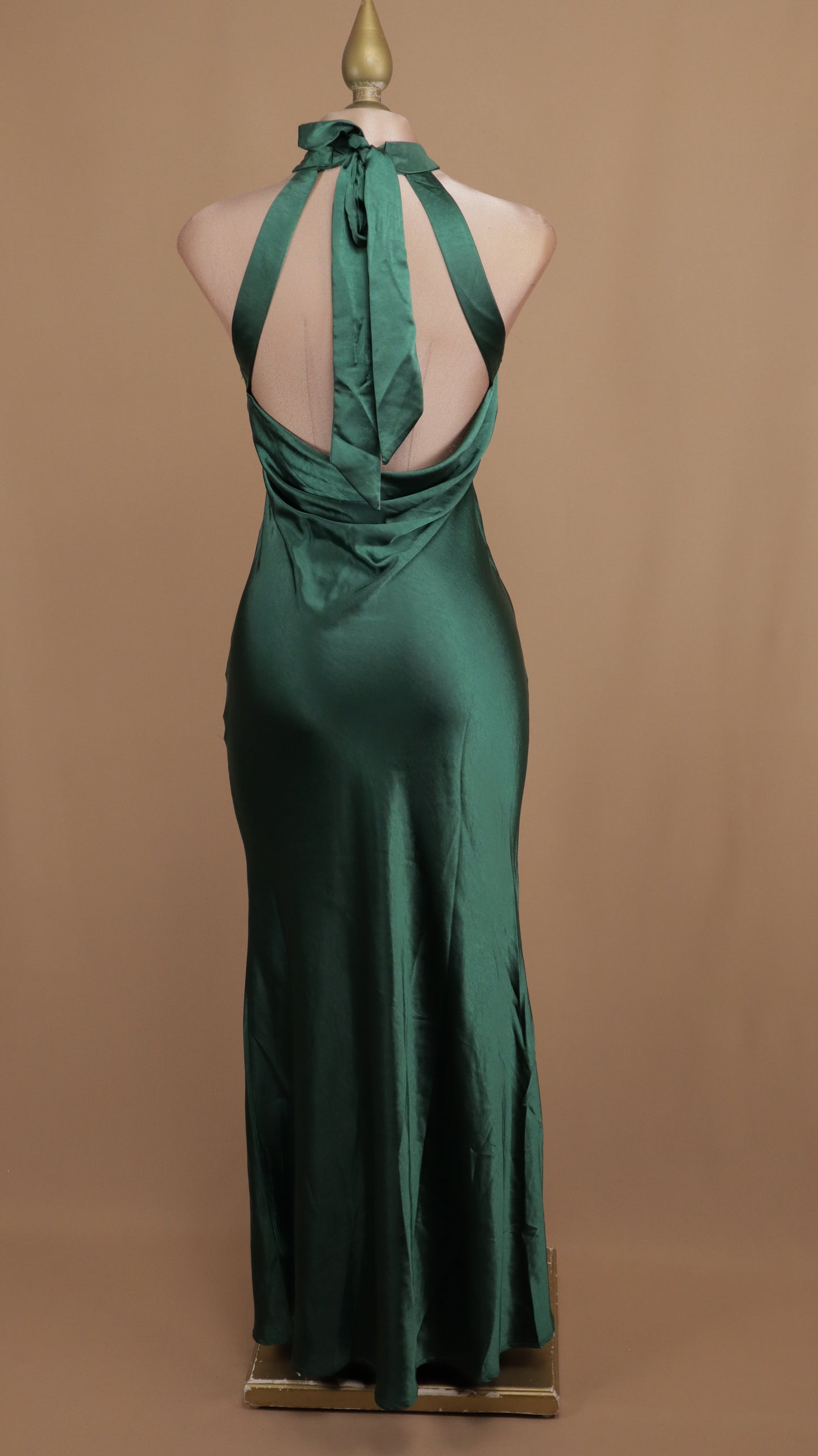 Vestido largo cuello halter satinado