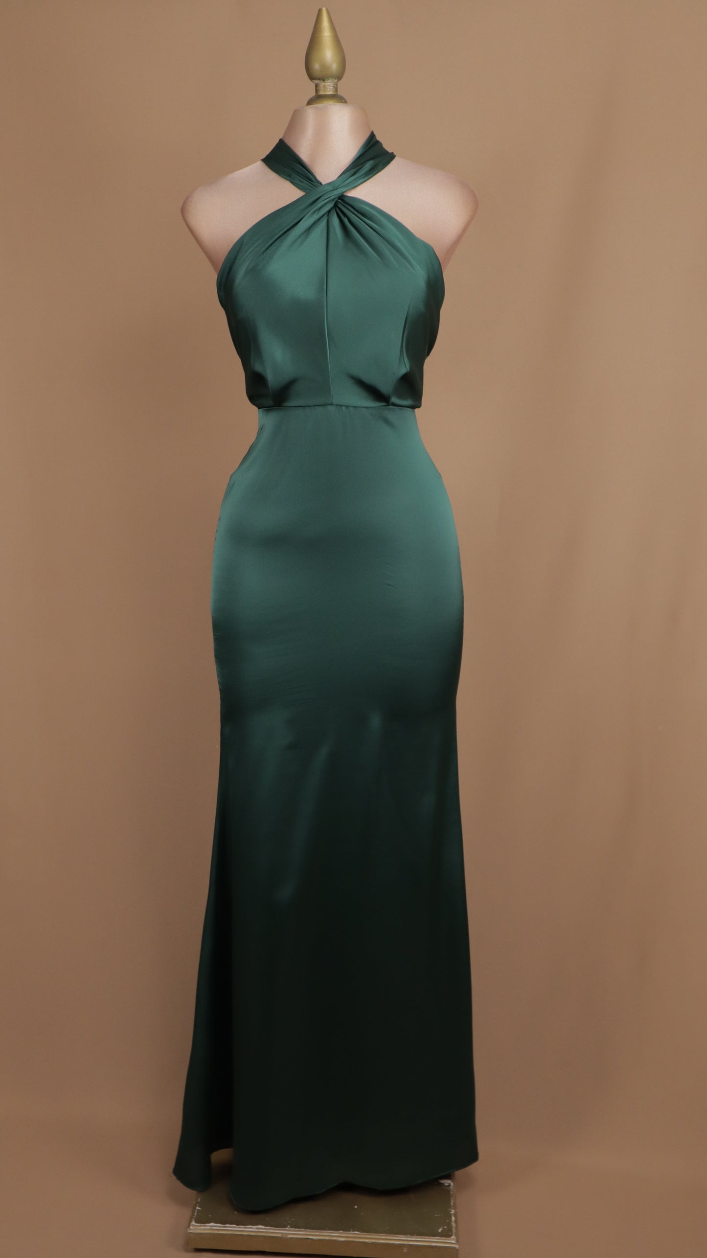 Vestido largo satinado cuello halter