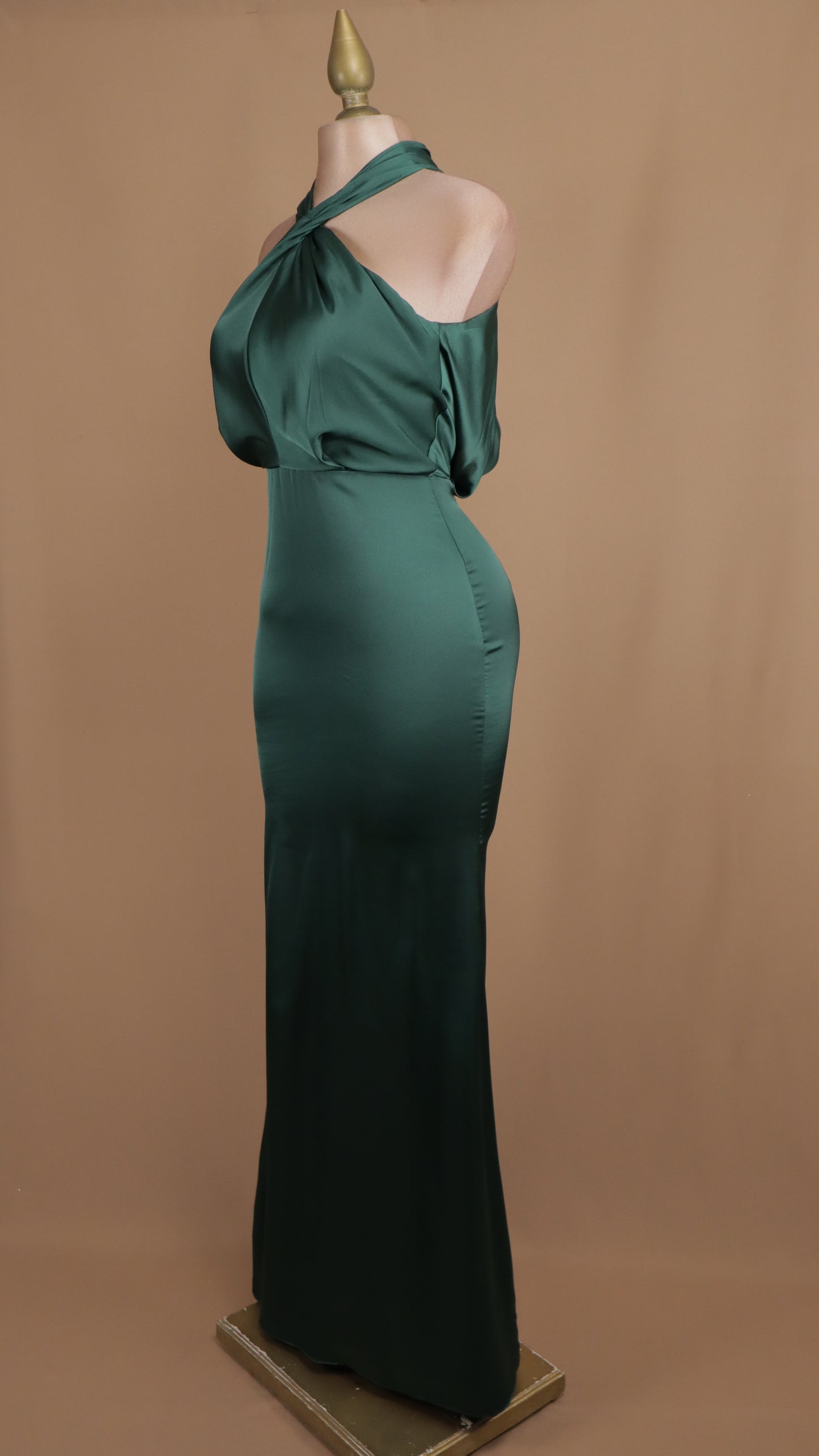 Vestido largo satinado cuello halter