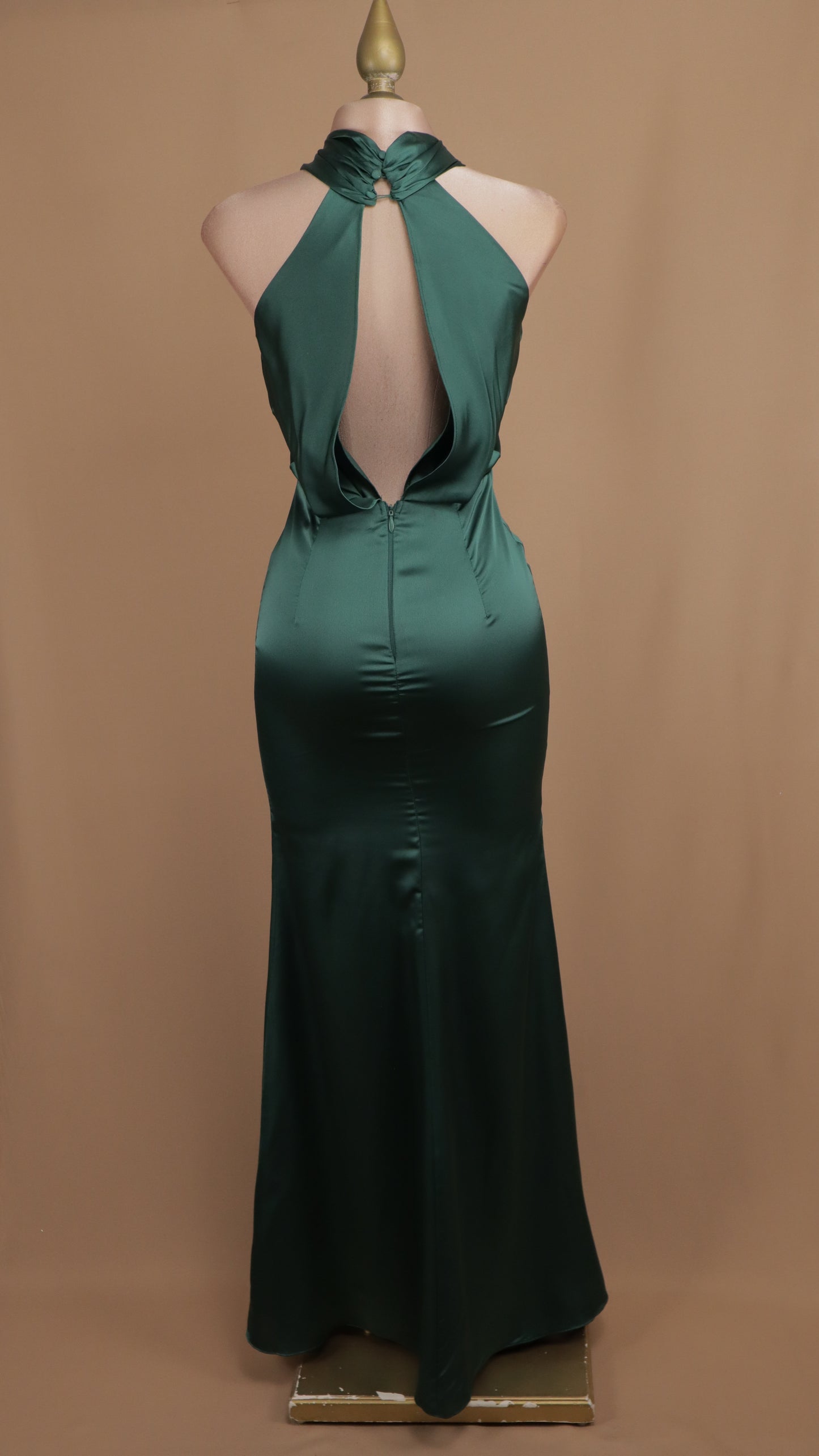 Vestido largo satinado cuello halter