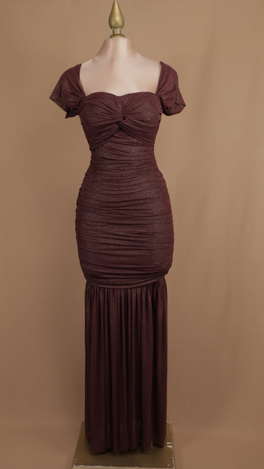 Vestido largo con escote al hombro y destellos