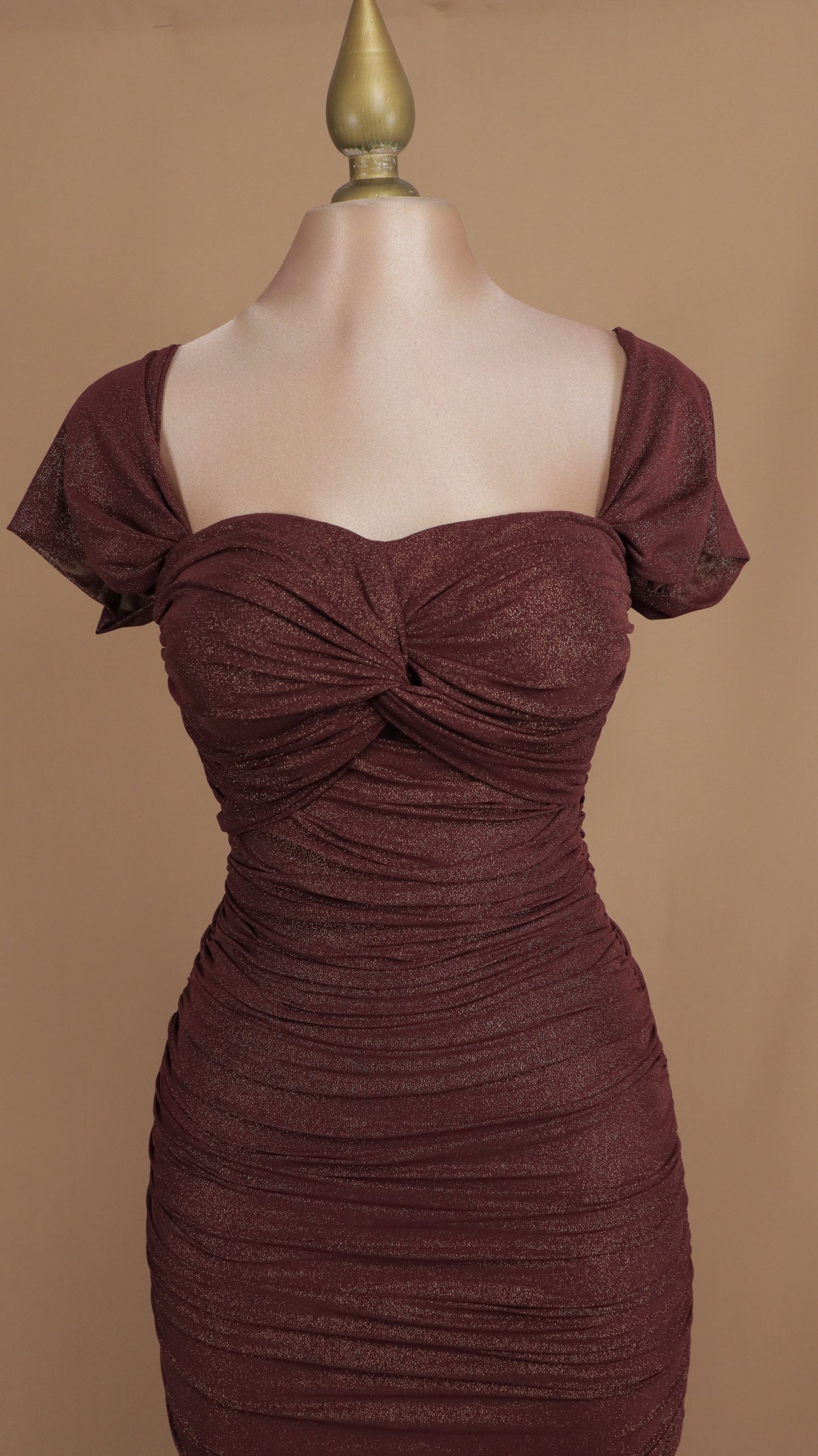 Vestido largo con escote al hombro y destellos