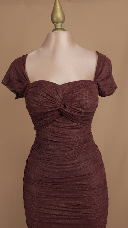 Vestido largo con escote al hombro y destellos