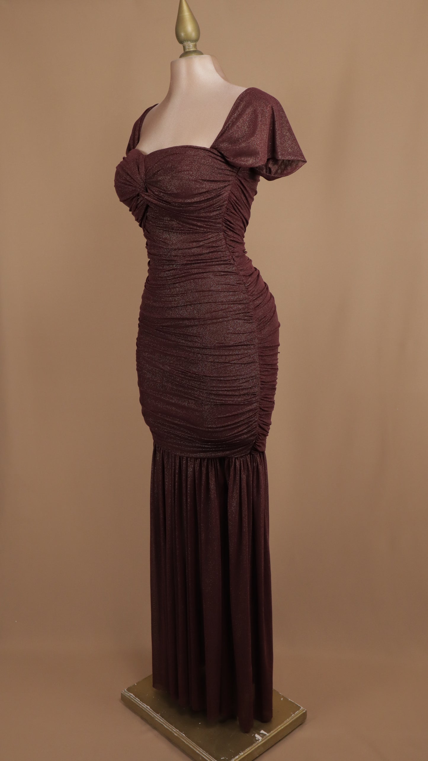 Vestido largo con escote al hombro y destellos