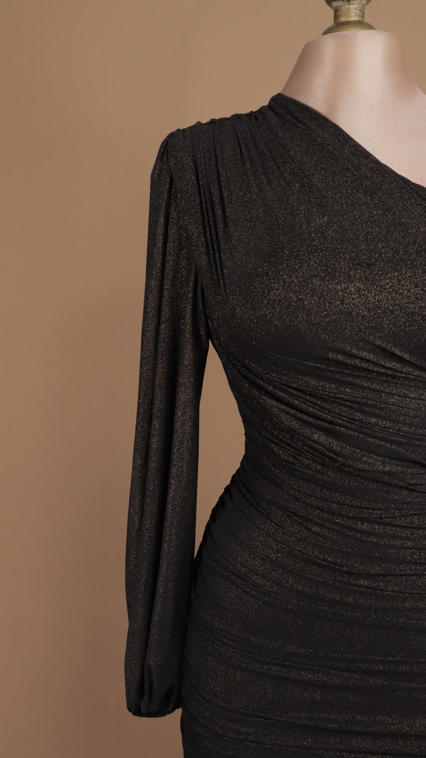 Vestido largo asimétrico manga larga con destellos