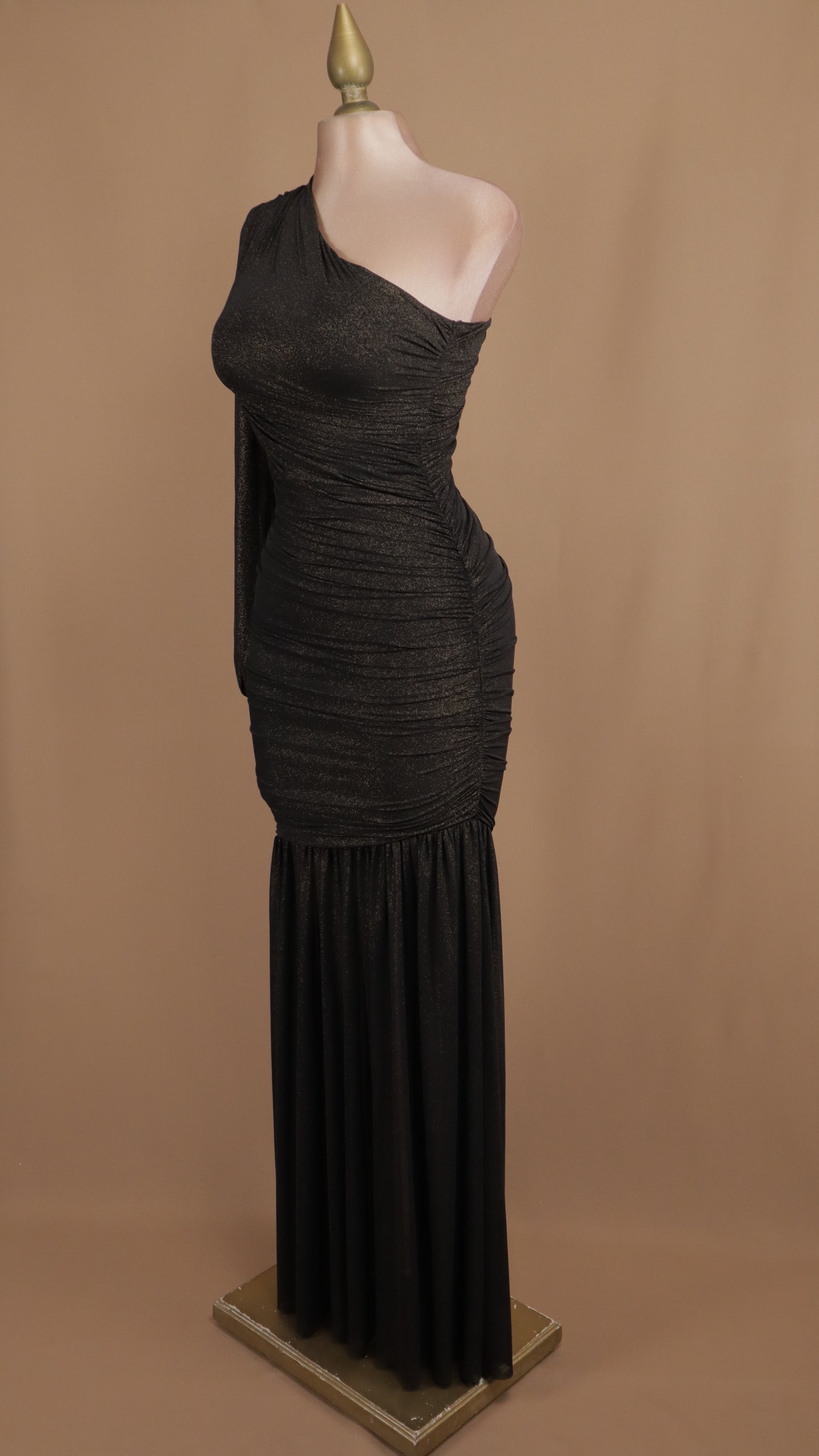 Vestido largo asimétrico manga larga con destellos