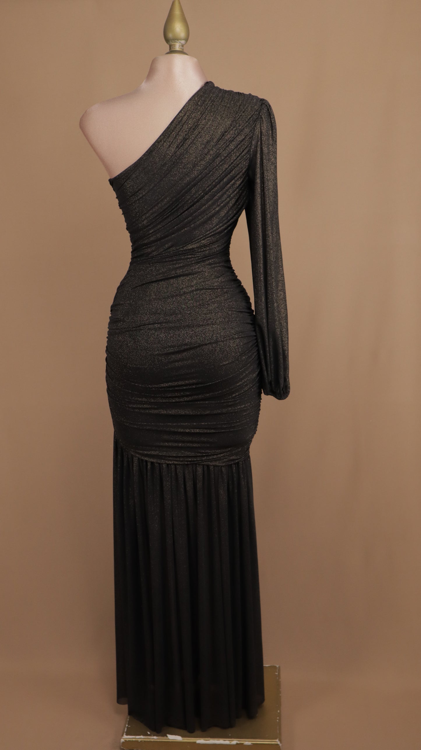 Vestido largo asimétrico manga larga con destellos